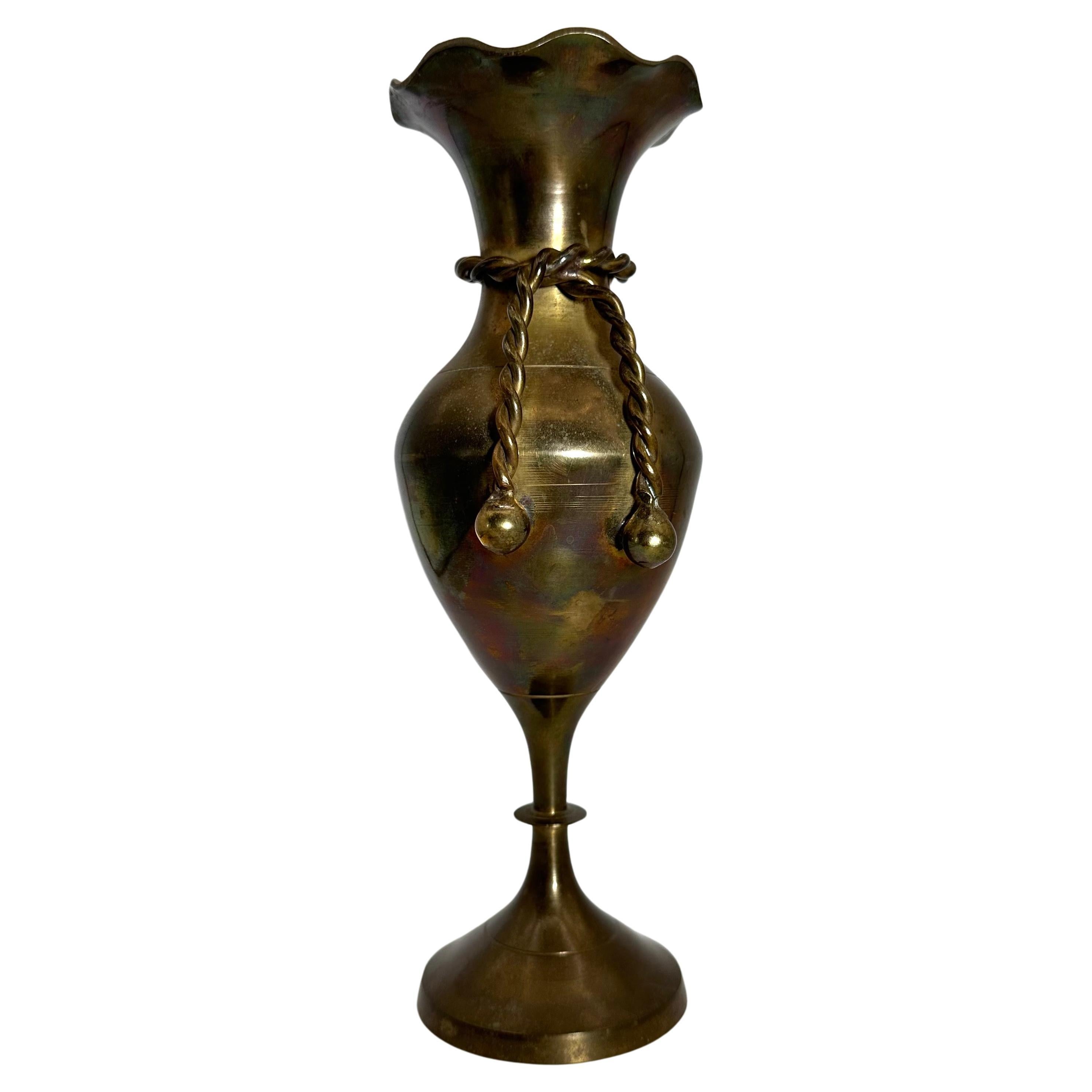 Vase vintage en laiton patiné du milieu du siècle avec dessus festonné et détails de corde 