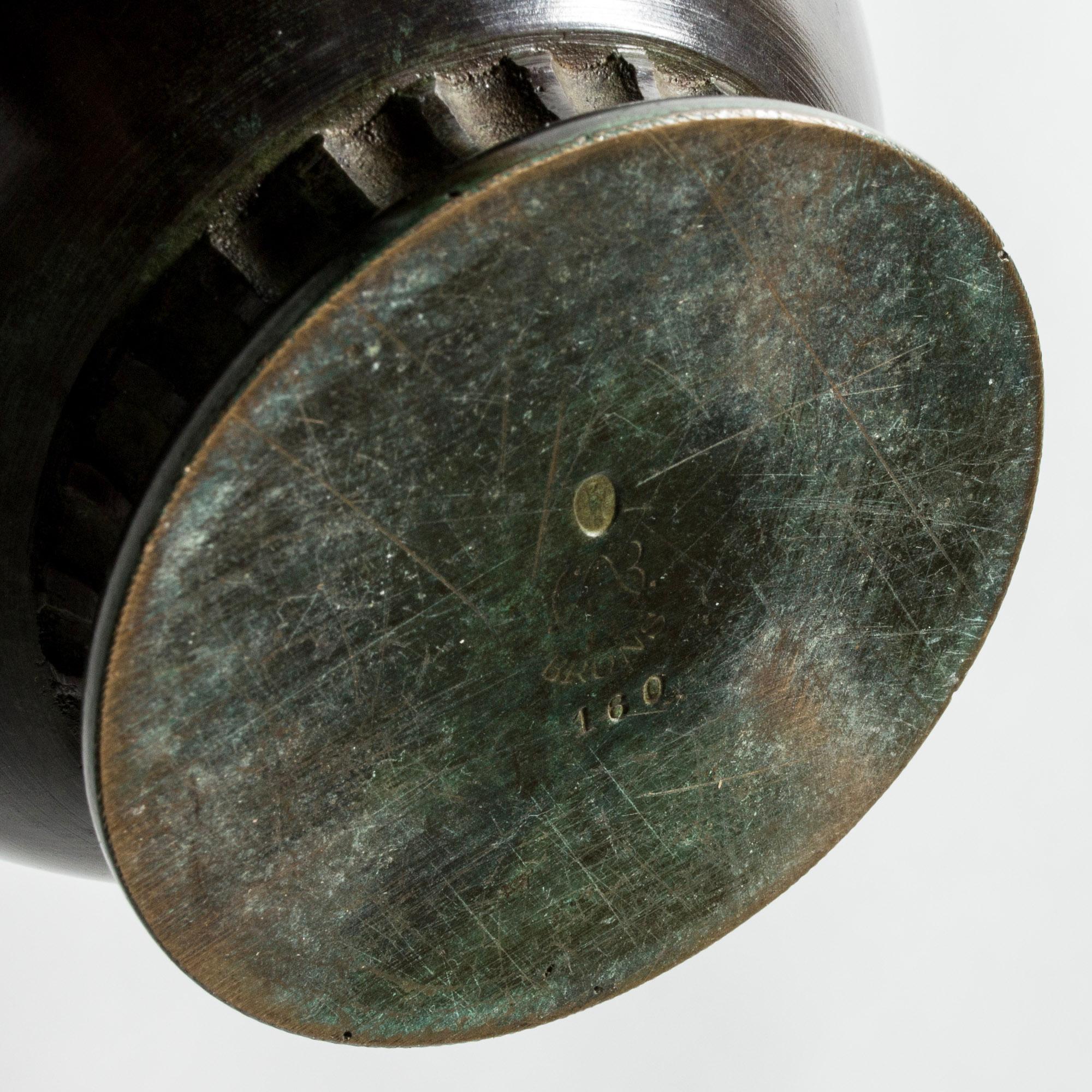 Milieu du XXe siècle Vase vintage en bronze patiné du milieu du siècle dernier, GAB, Suède, années 1930 en vente