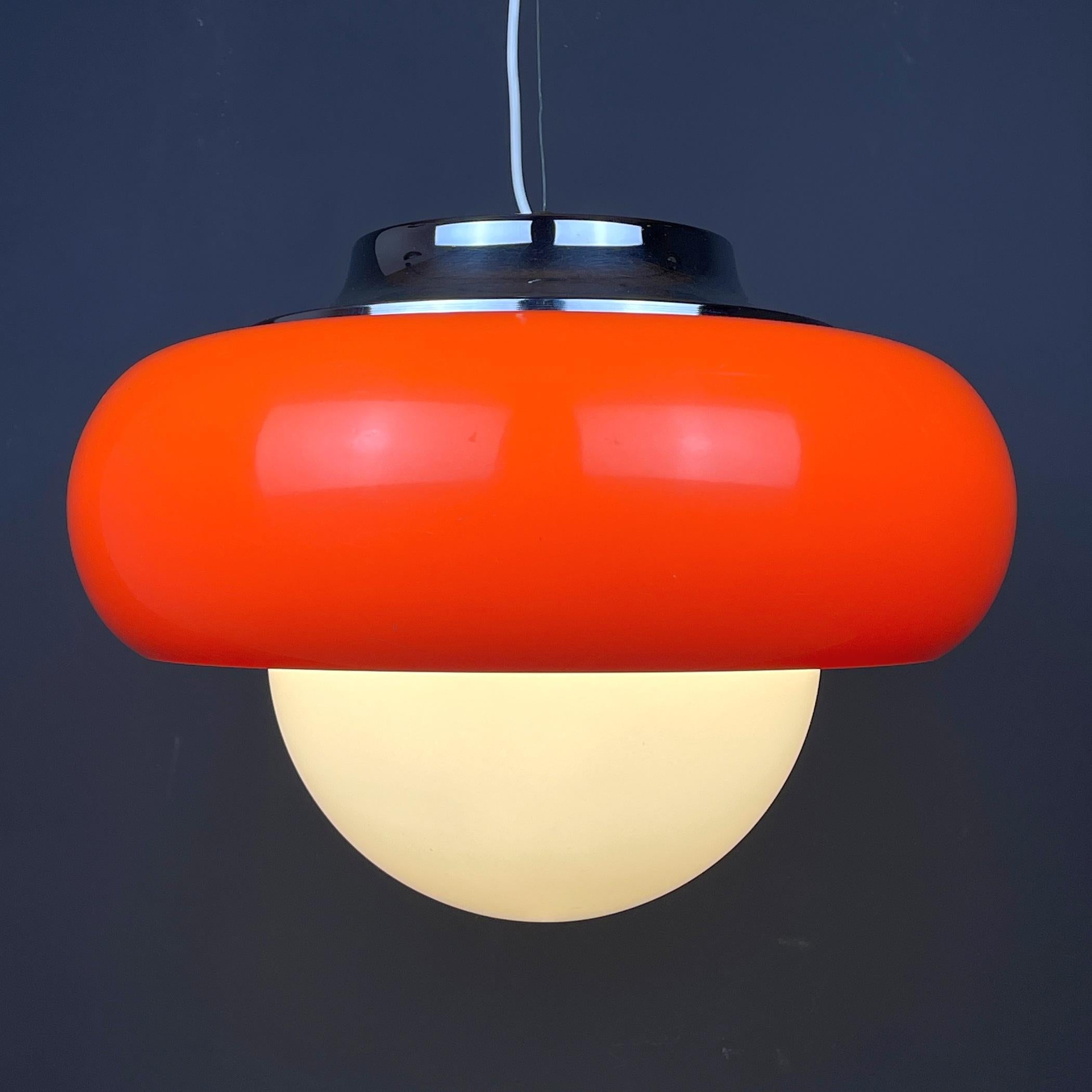Transformez votre espace de vie avec cette superbe lampe suspendue du milieu du siècle dernier, datant des années 1970 et produite par Meblo, en Yougoslavie, dans le cadre de la célèbre collection Guzzini. Guzzini, fabricant italien de luminaires