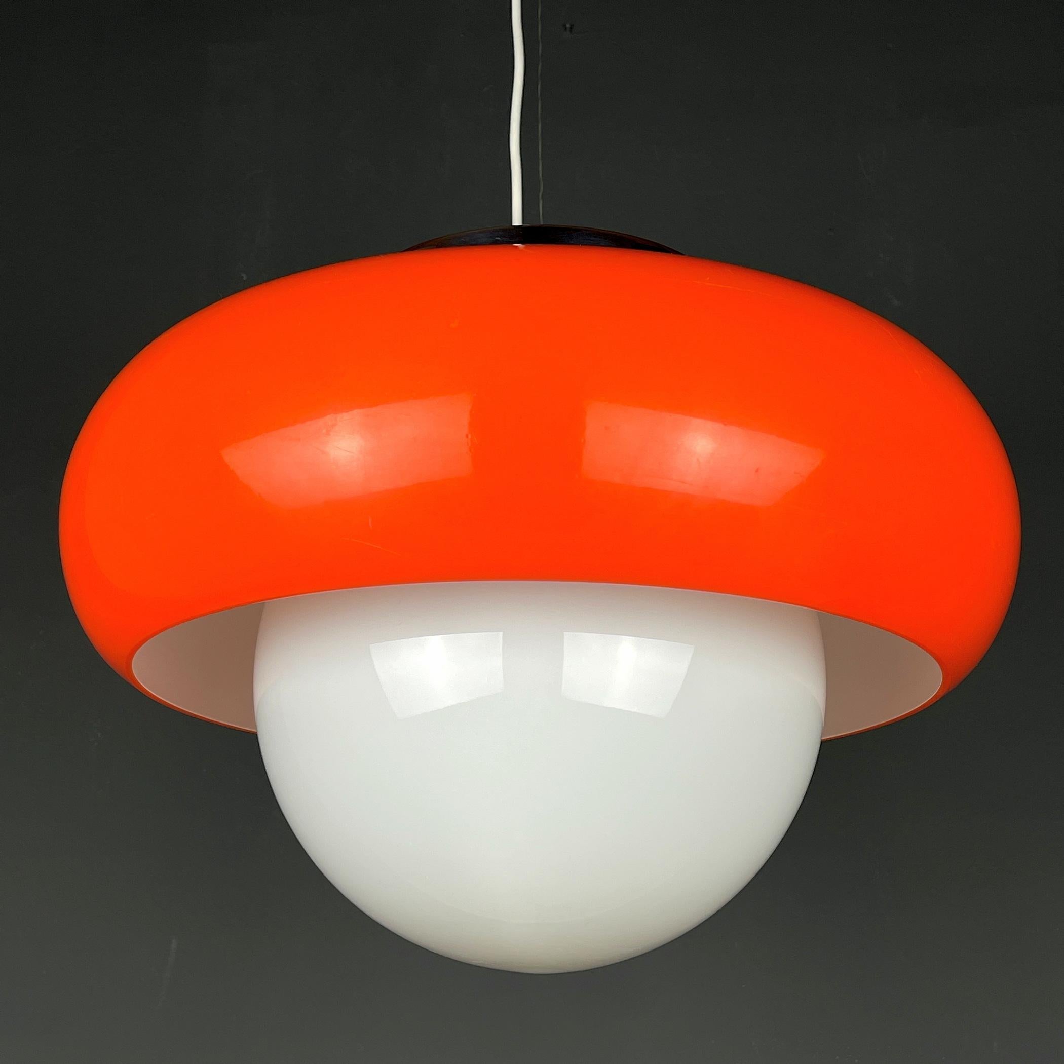 Lampada a sospensione vintage di metà secolo di Meblo per Guzzini Yugoslavia anni '70 - Guzzini In condizioni buone in vendita a Miklavž Pri Taboru, SI