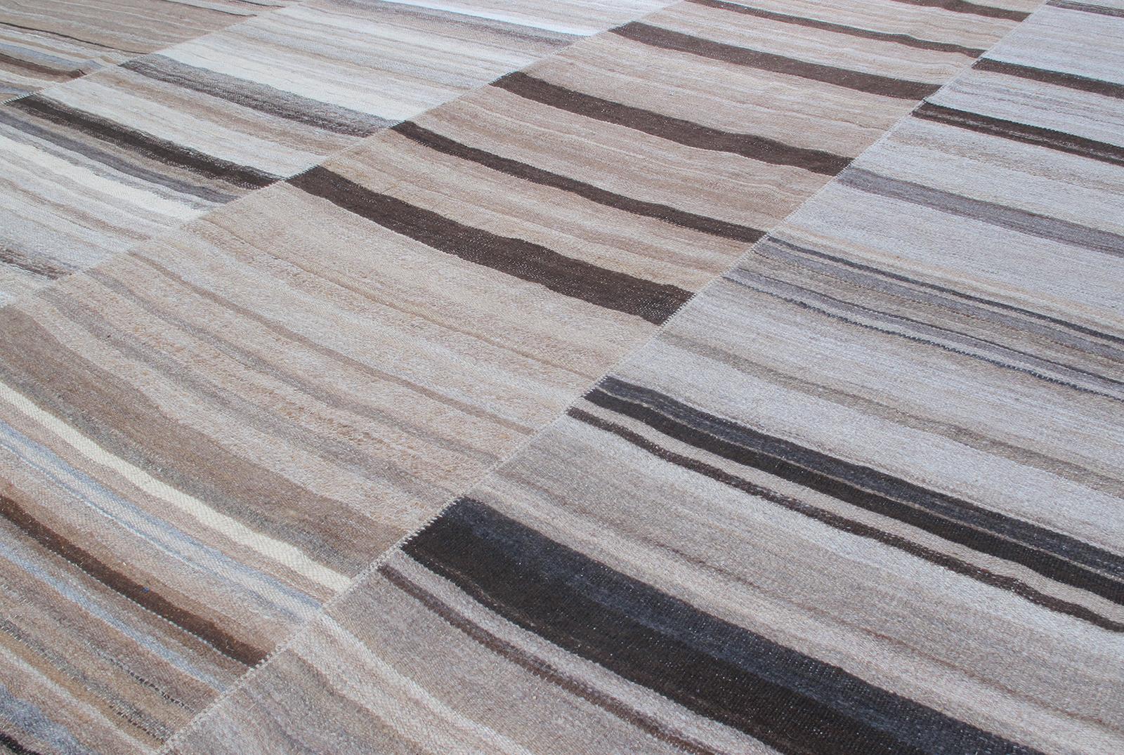 Die Mid-Century Modern-Kollektion wird von N A S I R I fachmännisch ausgewählt und exklusiv in unserem Ausstellungsraum angeboten. Diese Flachgewebe verkörpern die Raffinesse des Minimalismus, der Mitte des 20. Jahrhunderts aufkam und bis heute