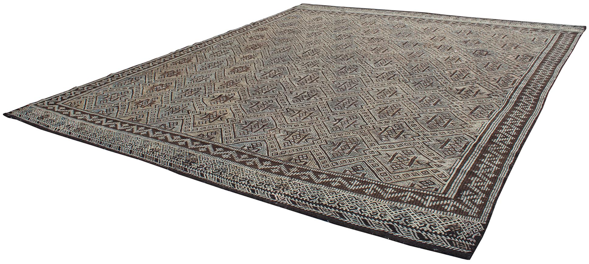 Alfombra Tribal Persa Zeillu Vintage de mediados de siglo de lana marrón de tejido plano Tejido a mano en venta