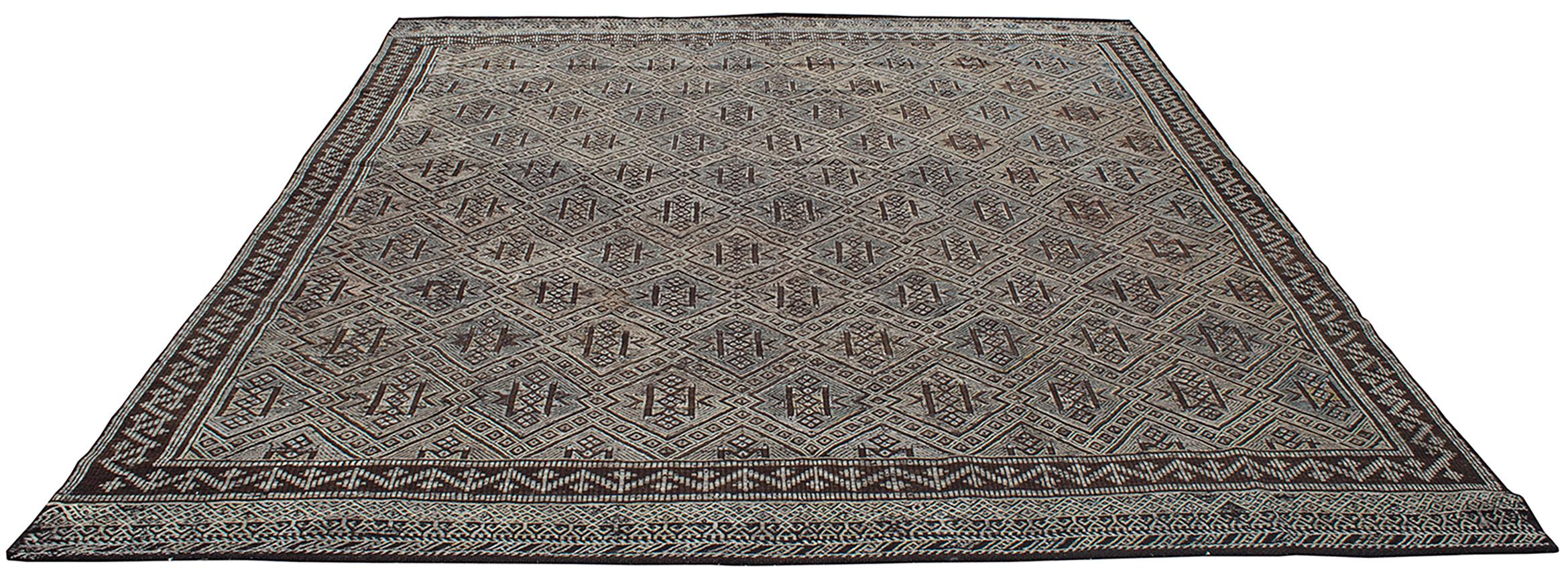 Alfombra Tribal Persa Zeillu Vintage de mediados de siglo de lana marrón de tejido plano en Bueno estado para la venta en New York, NY