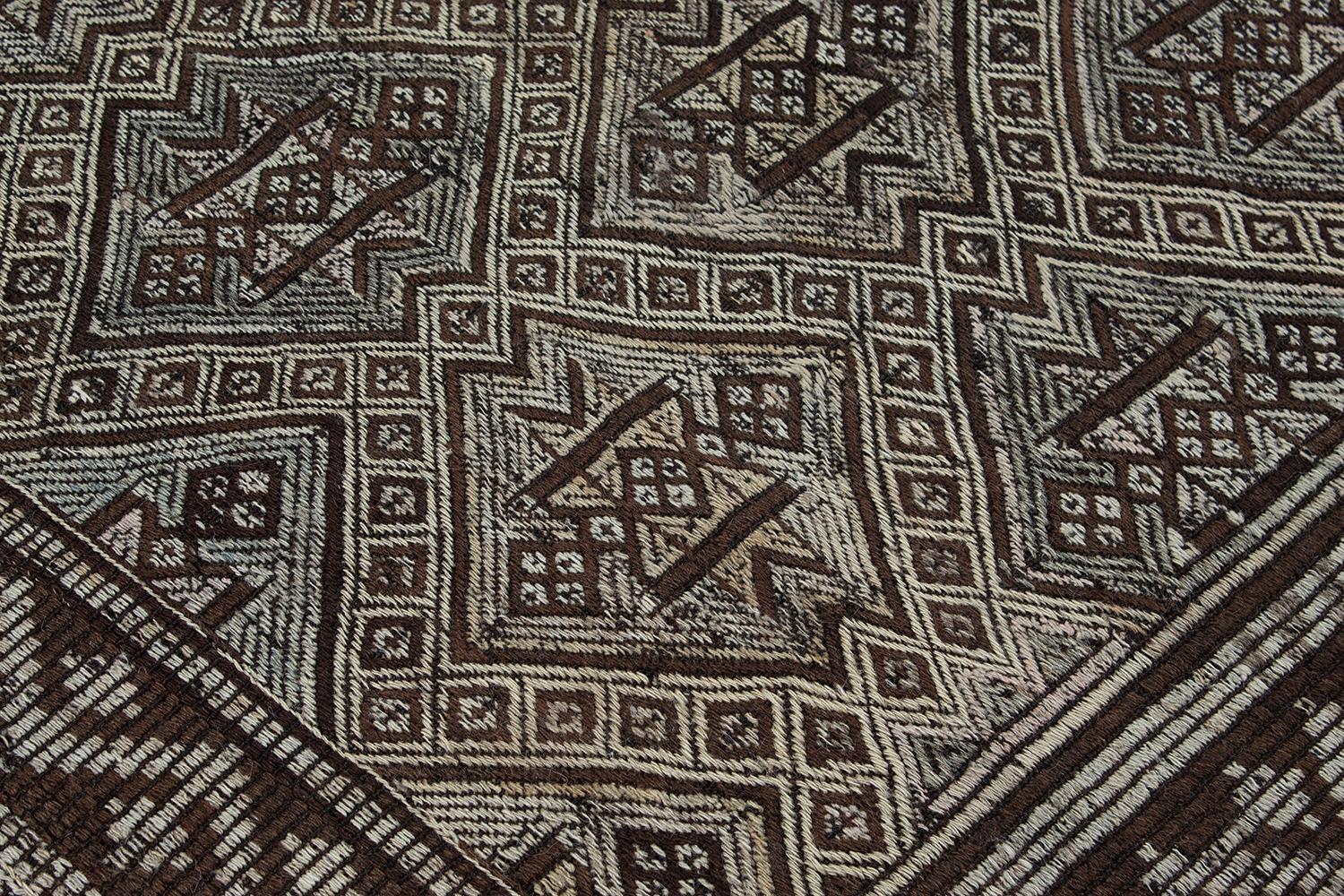 Alfombra Tribal Persa Zeillu Vintage de mediados de siglo de lana marrón de tejido plano mediados del siglo XX en venta