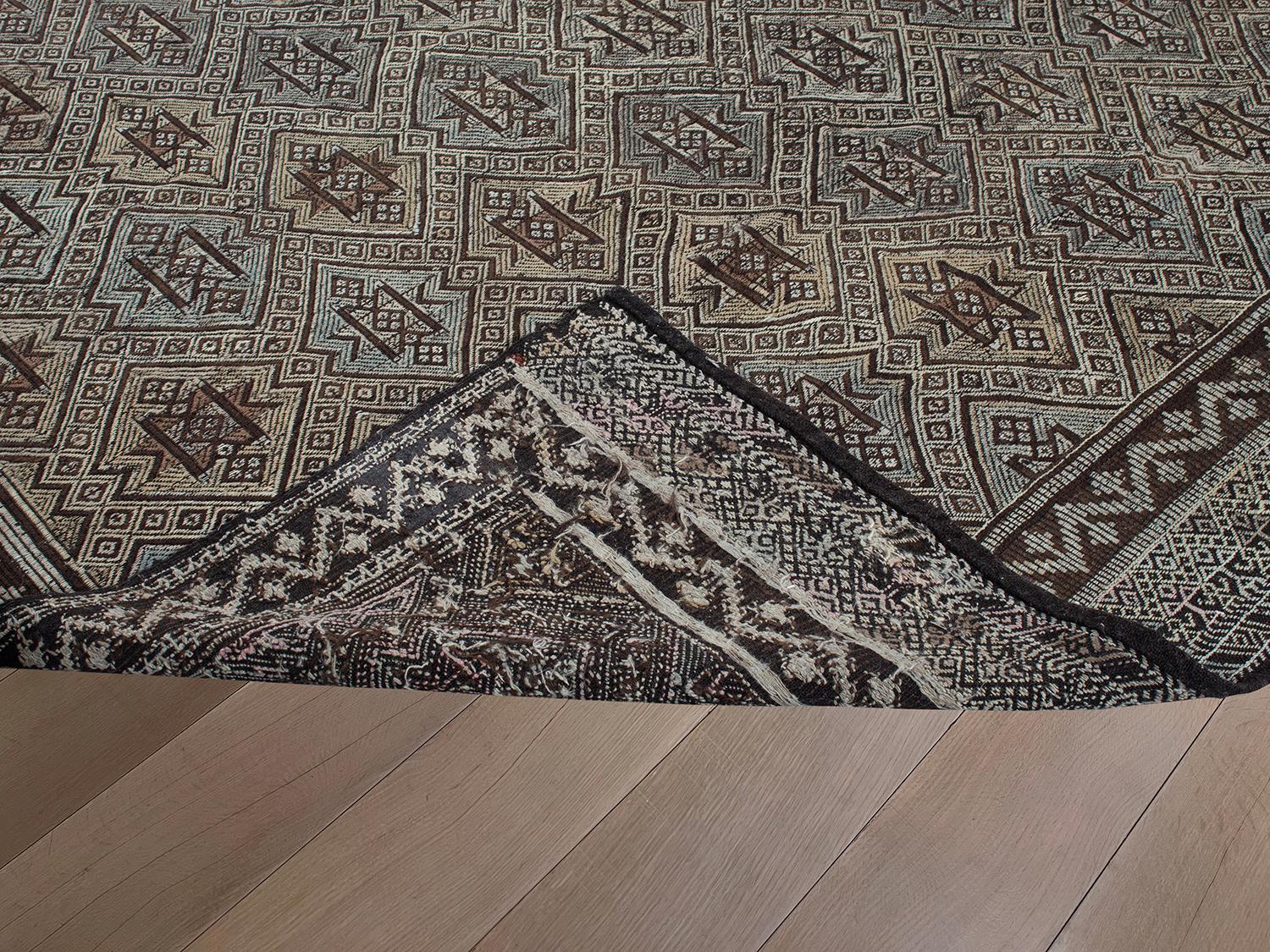 Alfombra Tribal Persa Zeillu Vintage de mediados de siglo de lana marrón de tejido plano Lana en venta