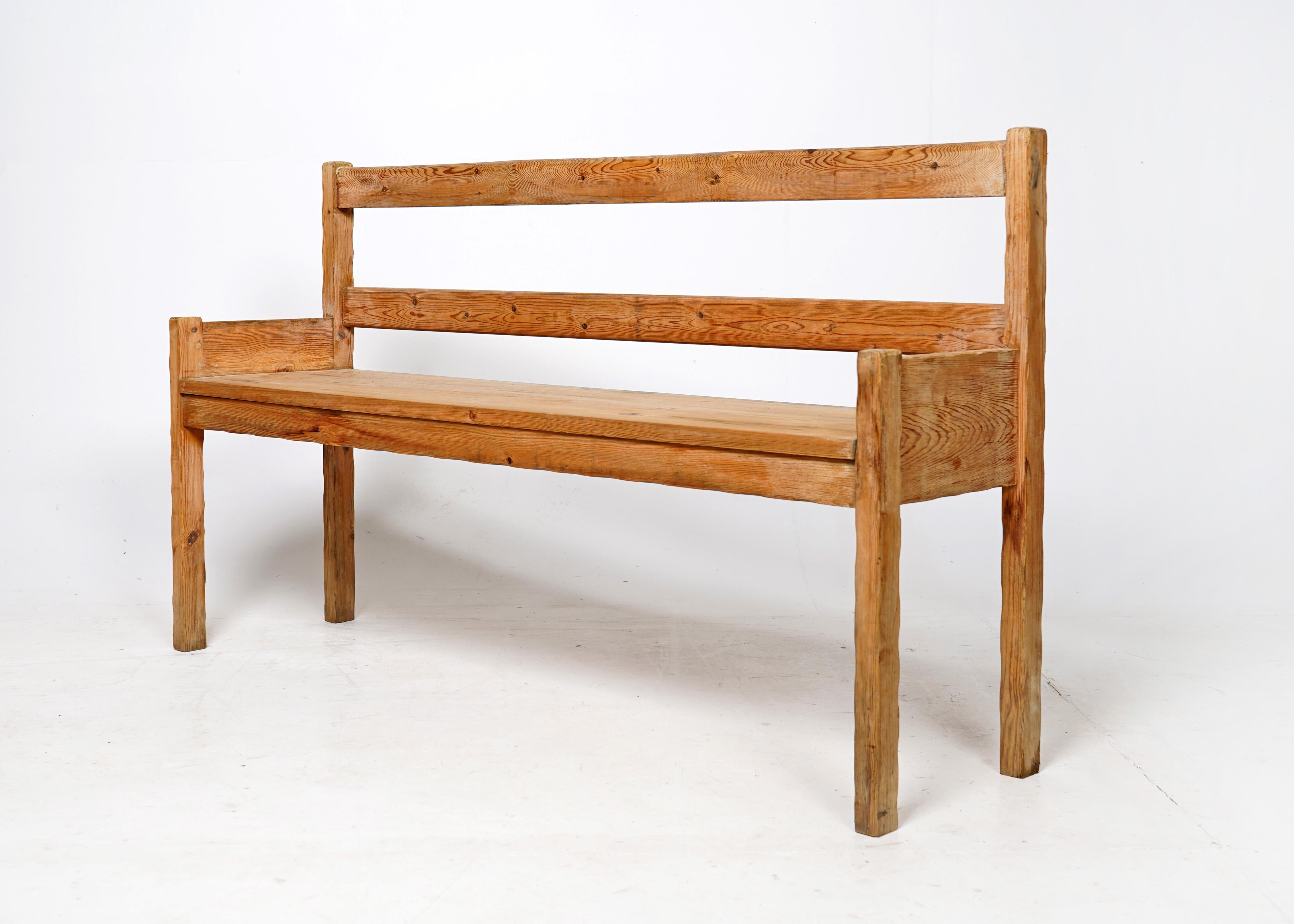 Banc vintage en pin du milieu du siècle Scandinave avec bord festonné  Bon état - En vente à Dorchester, GB