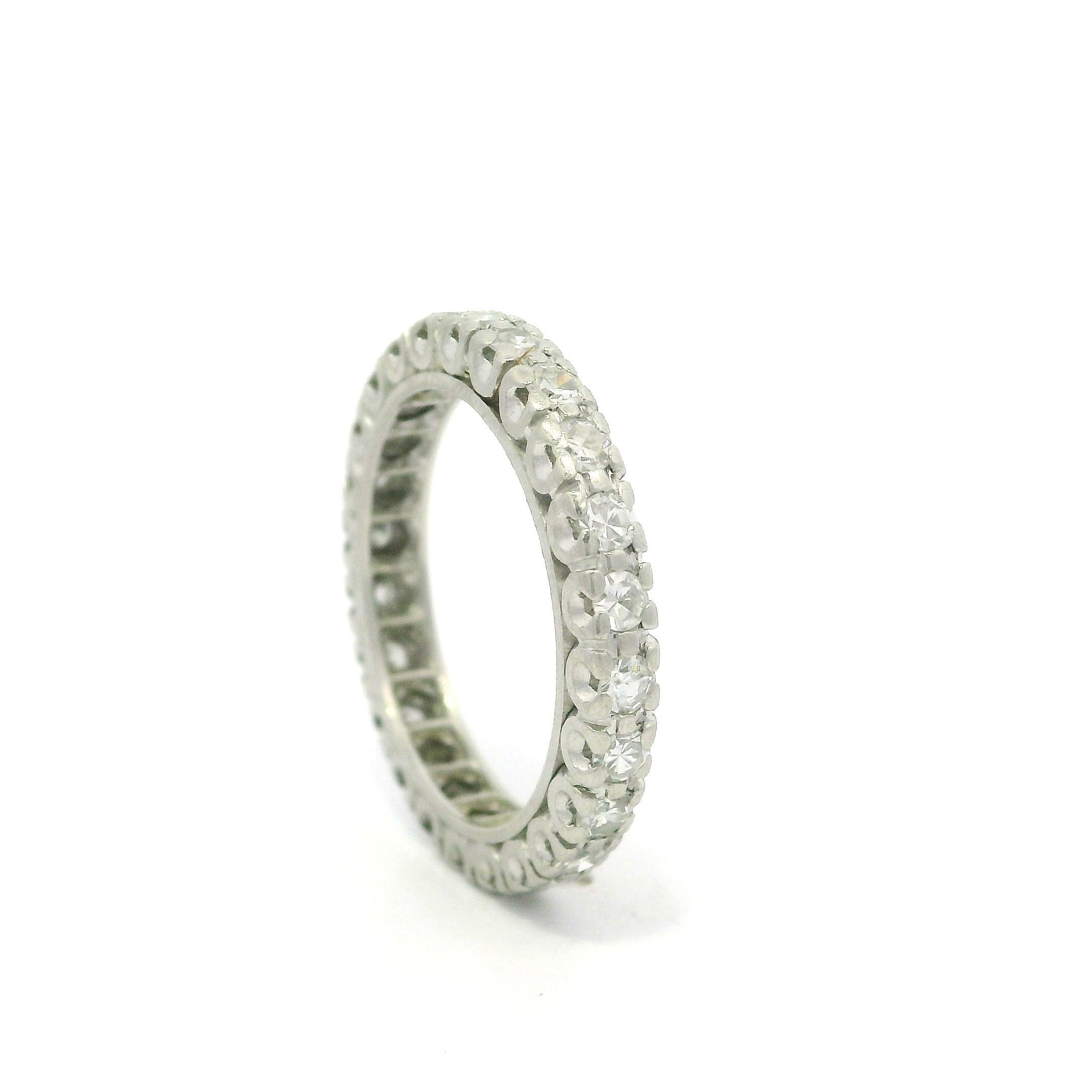Taille simple Vintage Mid Century Platinum 0.60ctw Single Cut Diamond Eternity Stack Band Ring en vente