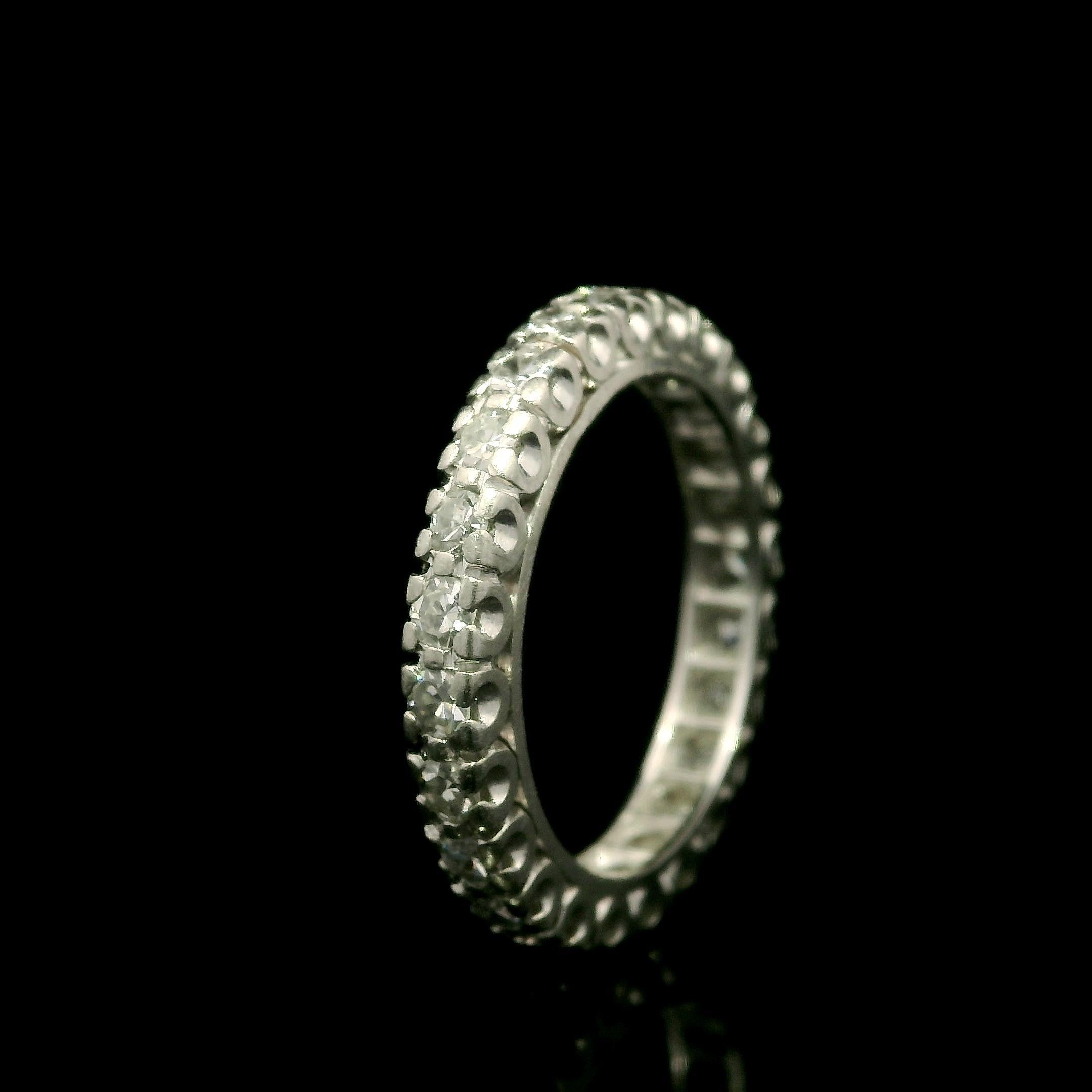 Vintage Mid Century Platinum 0.60ctw Single Cut Diamond Eternity Stack Band Ring Pour femmes en vente