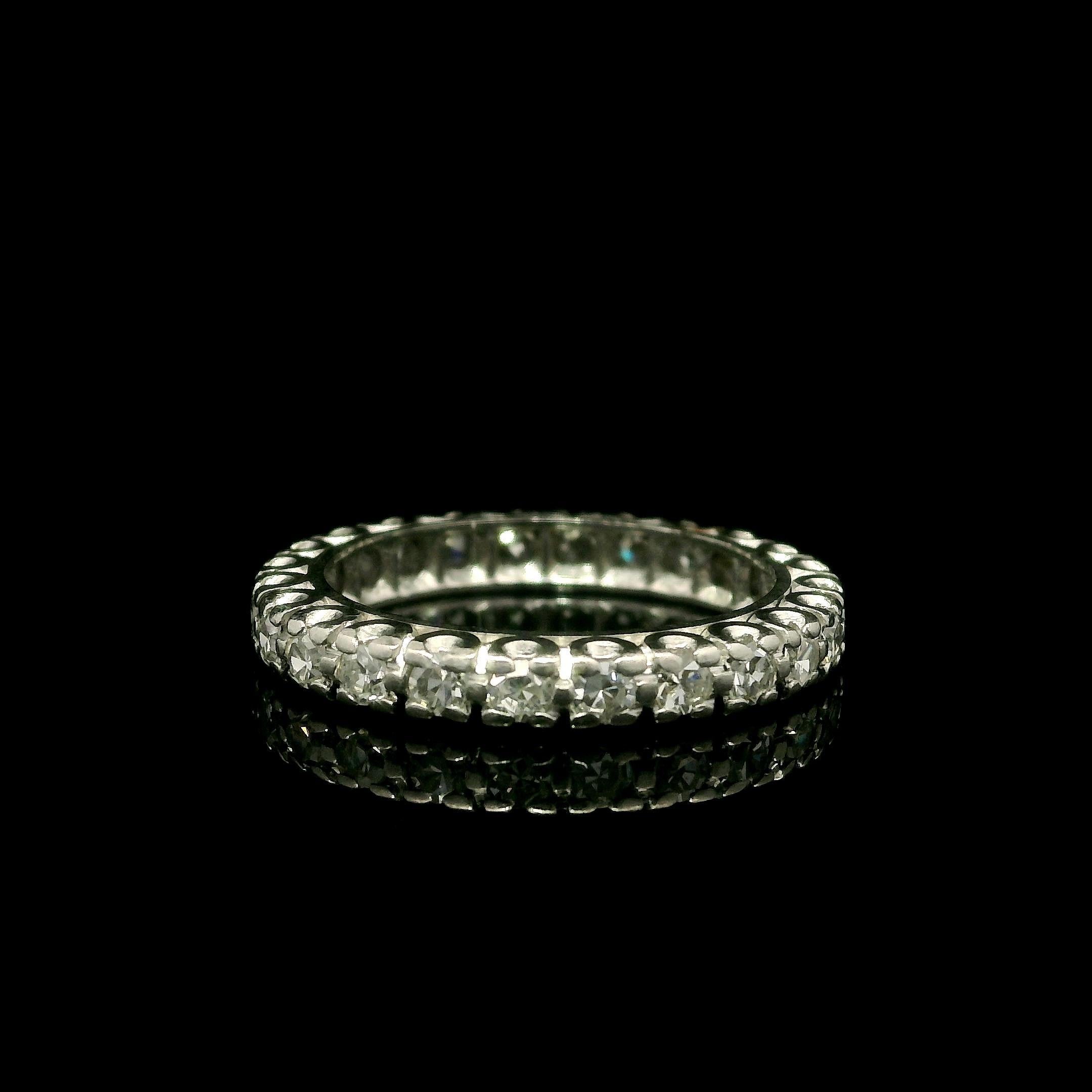 Vintage Mid Century Platinum 0.60ctw Single Cut Diamond Eternity Stack Band Ring en vente 1