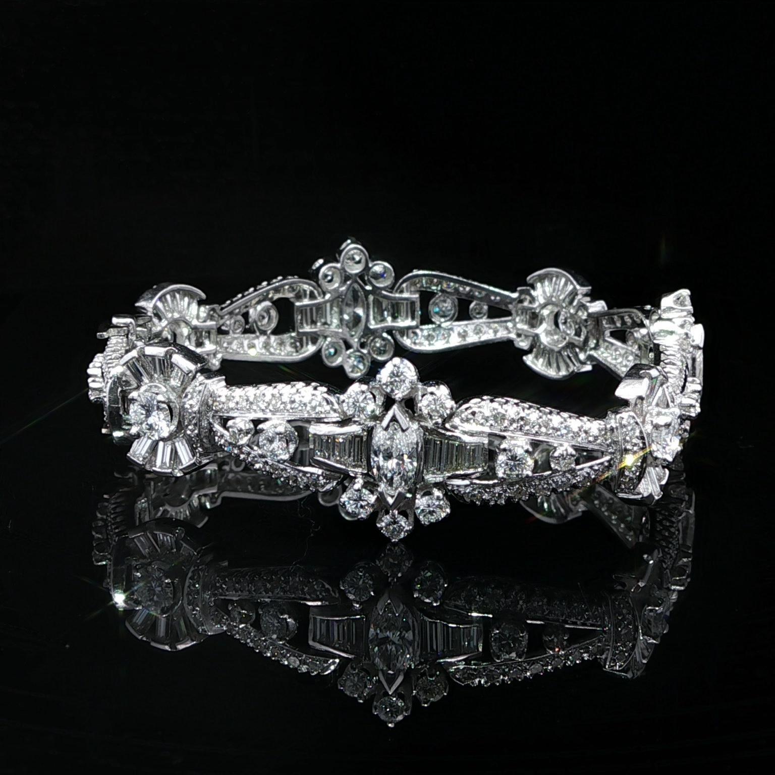 --Piedra(s):--
Diamantes auténticos naturales - 3 talla marquesa, 170 talla redonda brillante, 42 talla baguette - Engastados en pavé, canal y garra - Color G-I - Claridad VS1/VS2 - 10,0ctw (aprox.)

Material: Platino 850+ macizo con cierre y