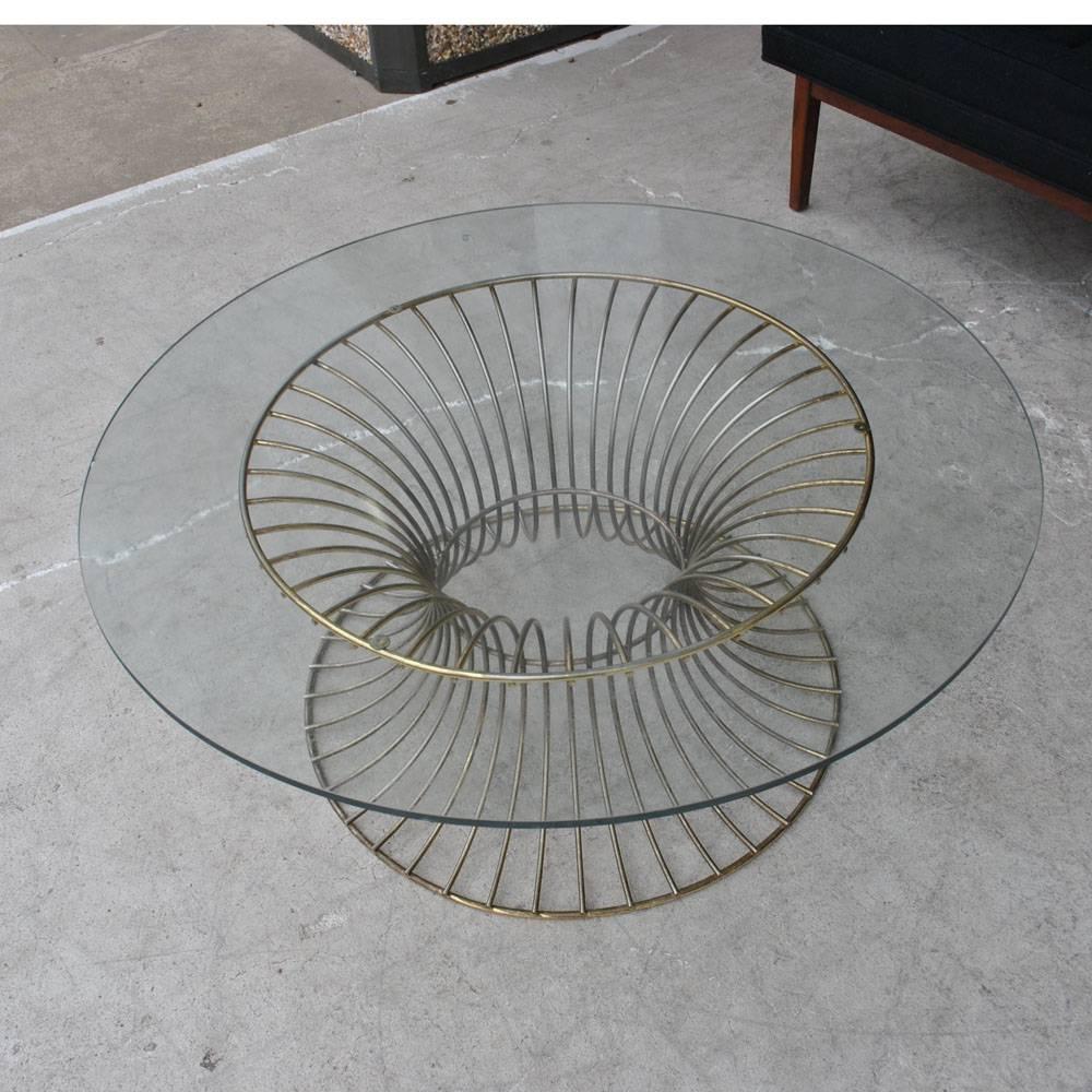 Vintage midcentury Platner style table.

Inspired by the Platner collection designed by Warren Platner, this cocktail table is constructed of welded stainless steel rods with a brass bronze finish.



 