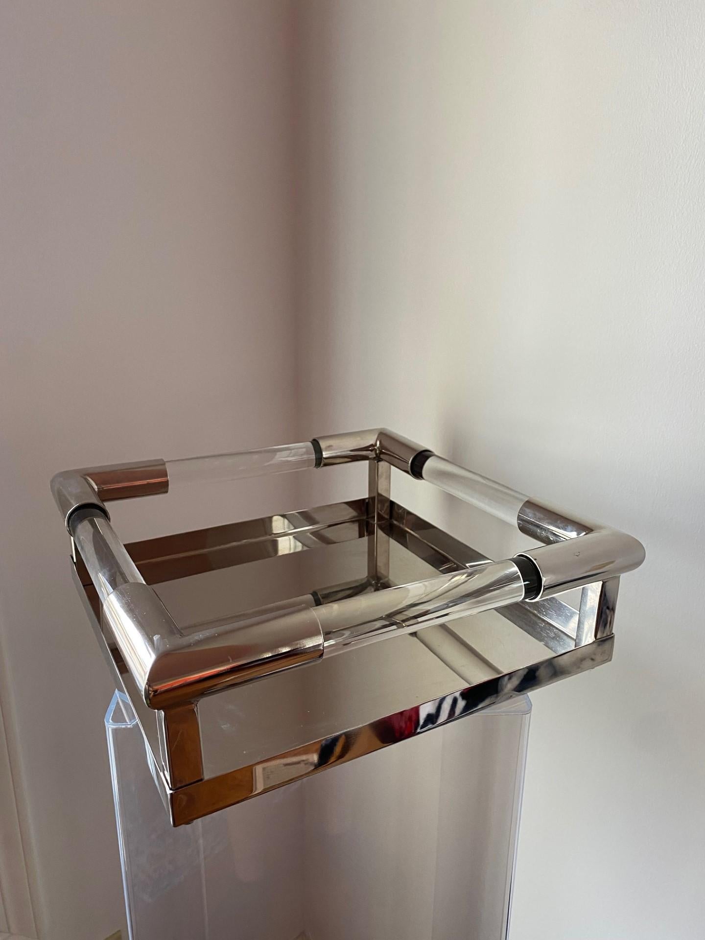 Preciosa bandeja vintage increíblemente chic.  Una pieza original que resalta y realza tu decoración.  Con marco cuadrado, detalles de cromo pulido y detalles de lucita.  El cromo está tan pulido que casi parece un espejo para darle más brillo, esta