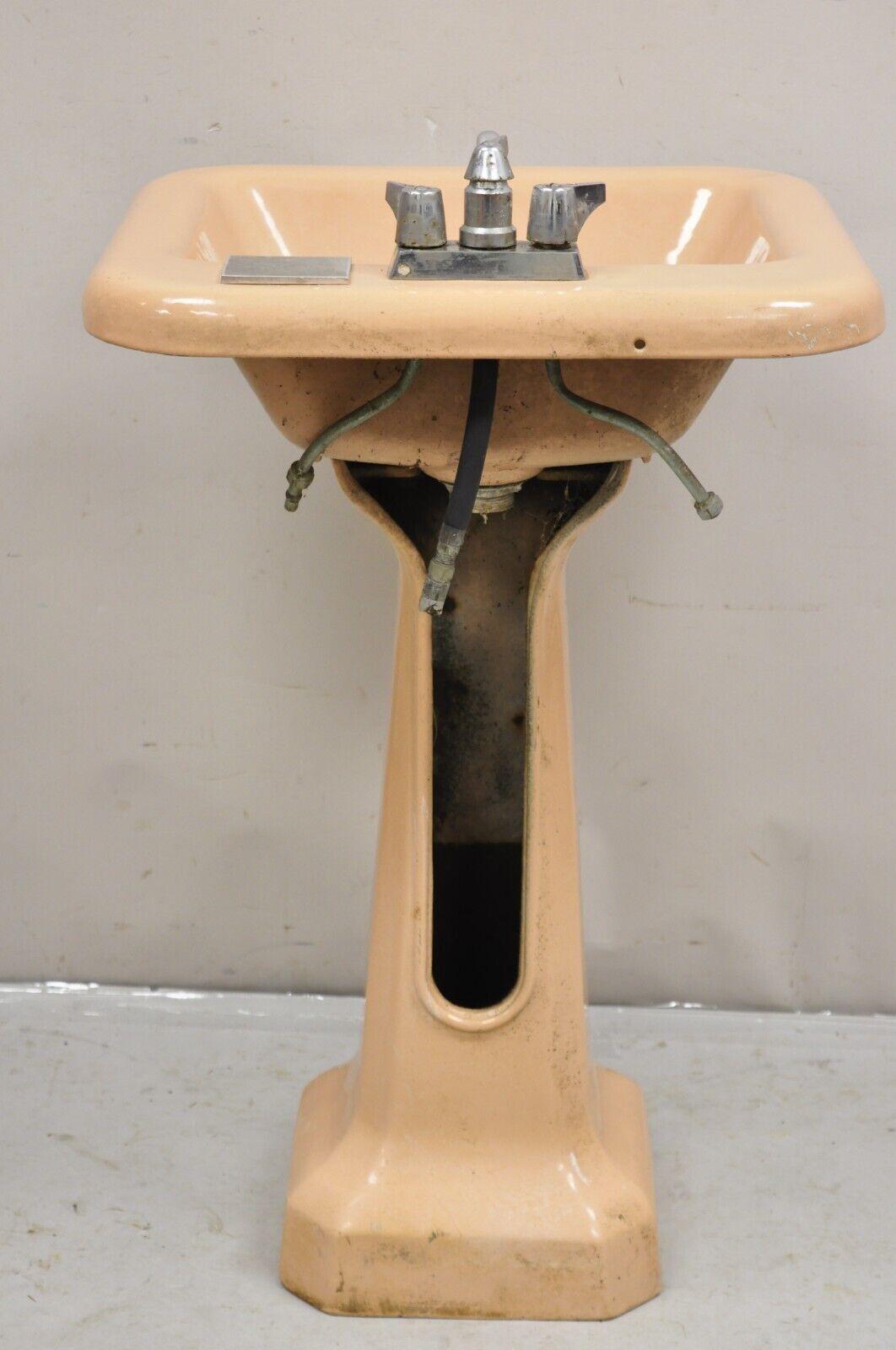 Vintage Mid Century Porzellan Emaille Lachsrosa Badezimmer Pedestal Waschbecken (Eisen) im Angebot