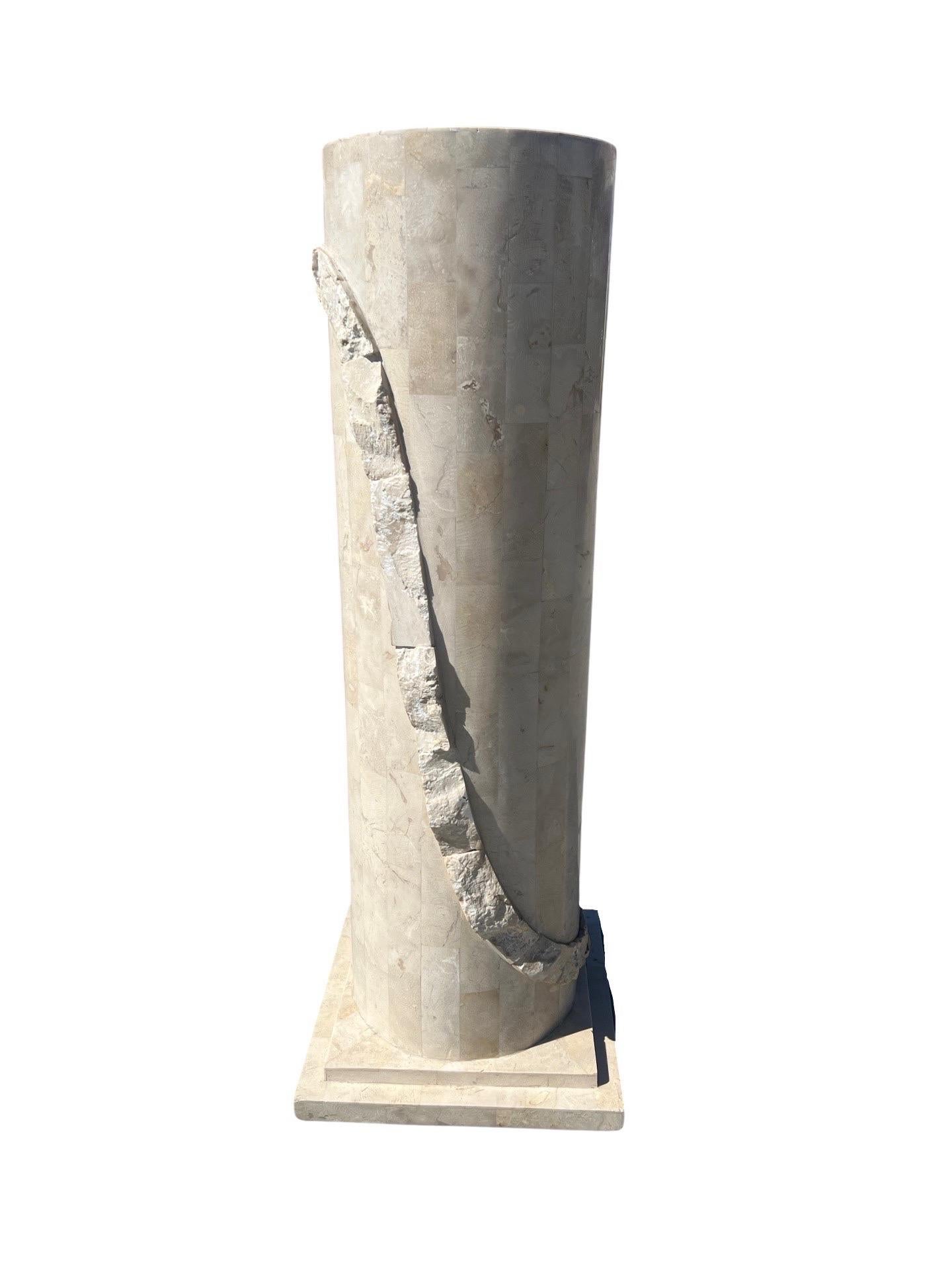 Zuschreibung an Maitland Smith, Mitte des Jahrhunderts.

Ein postmoderner, mosaikartiger Steinsockel, der aus einem rechteckigen Steinkörper besteht und mit einem Kranz aus grob geschliffenem Stein und einem abgestuften Sockel versehen ist.
