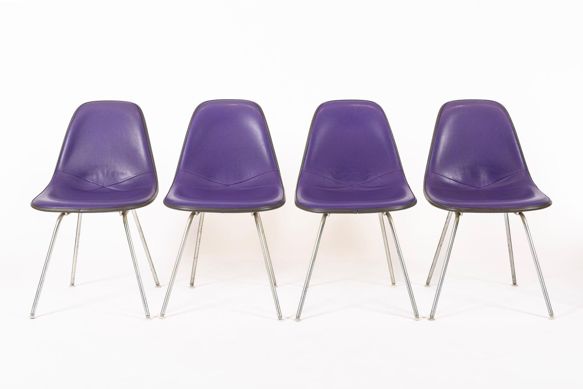 Ces chaises d'appoint DSX violettes, conçues par Charles et Ray Eames pour Herman Miller, ont été produites entre 1965 et 1978. L'emblématique chaise DSX - Dining (D) Side Chair (S) on X Base (X) - a été conçue par les Eames pour Herman Miller dans