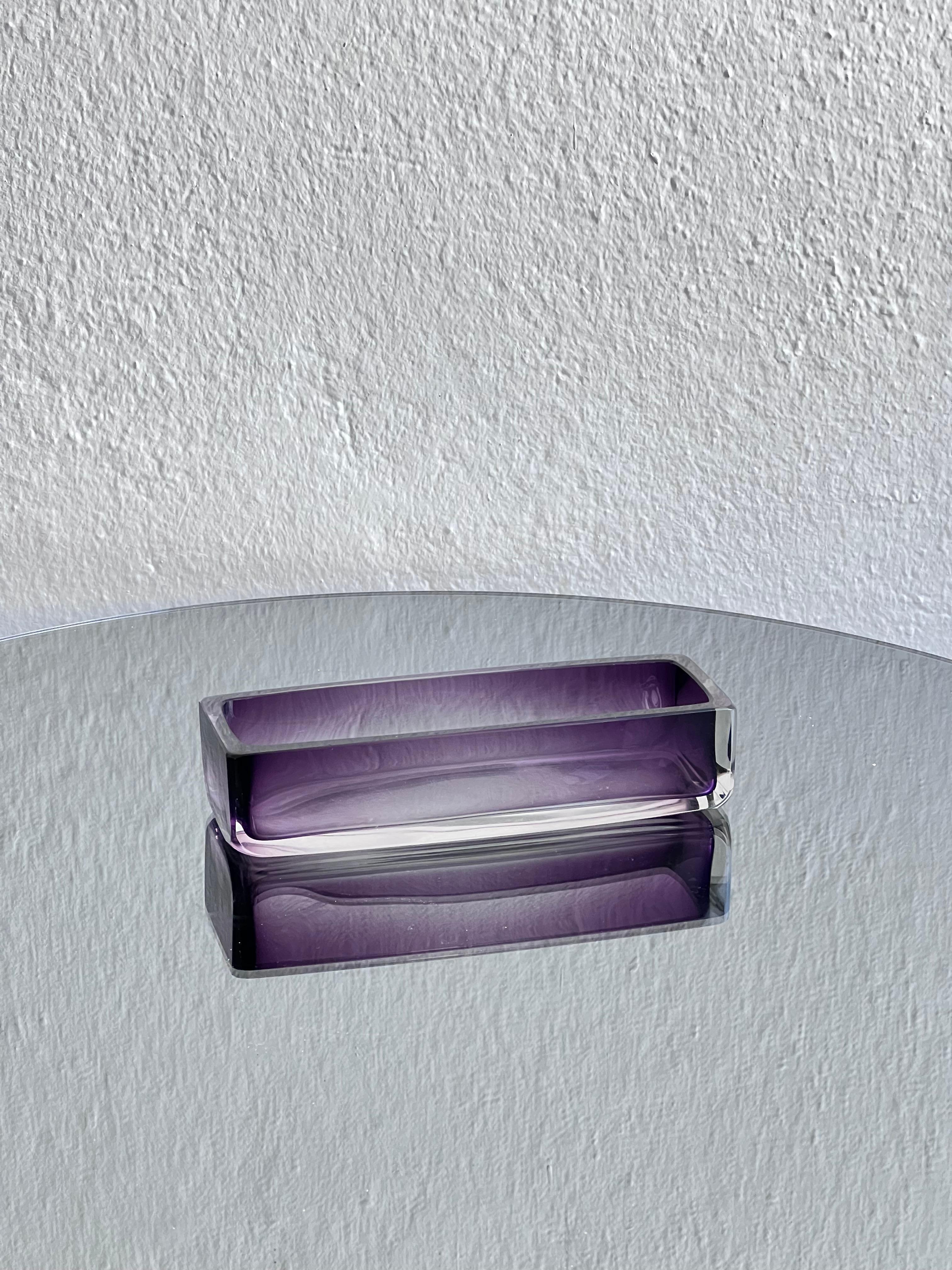 Verre de collection du milieu du siècle - plateau de valet de chambre en verre violet

Un plateau de valet de chambre / bol en verre, intemporel et attrayant. Nuance de violet allant vers le clair, ressemble à une pièce 