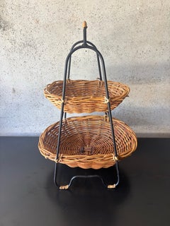 Vintage-Korb aus Rattan und Eisen aus der Mitte des Jahrhunderts, zweistöckig, im Stil von Tony Paul