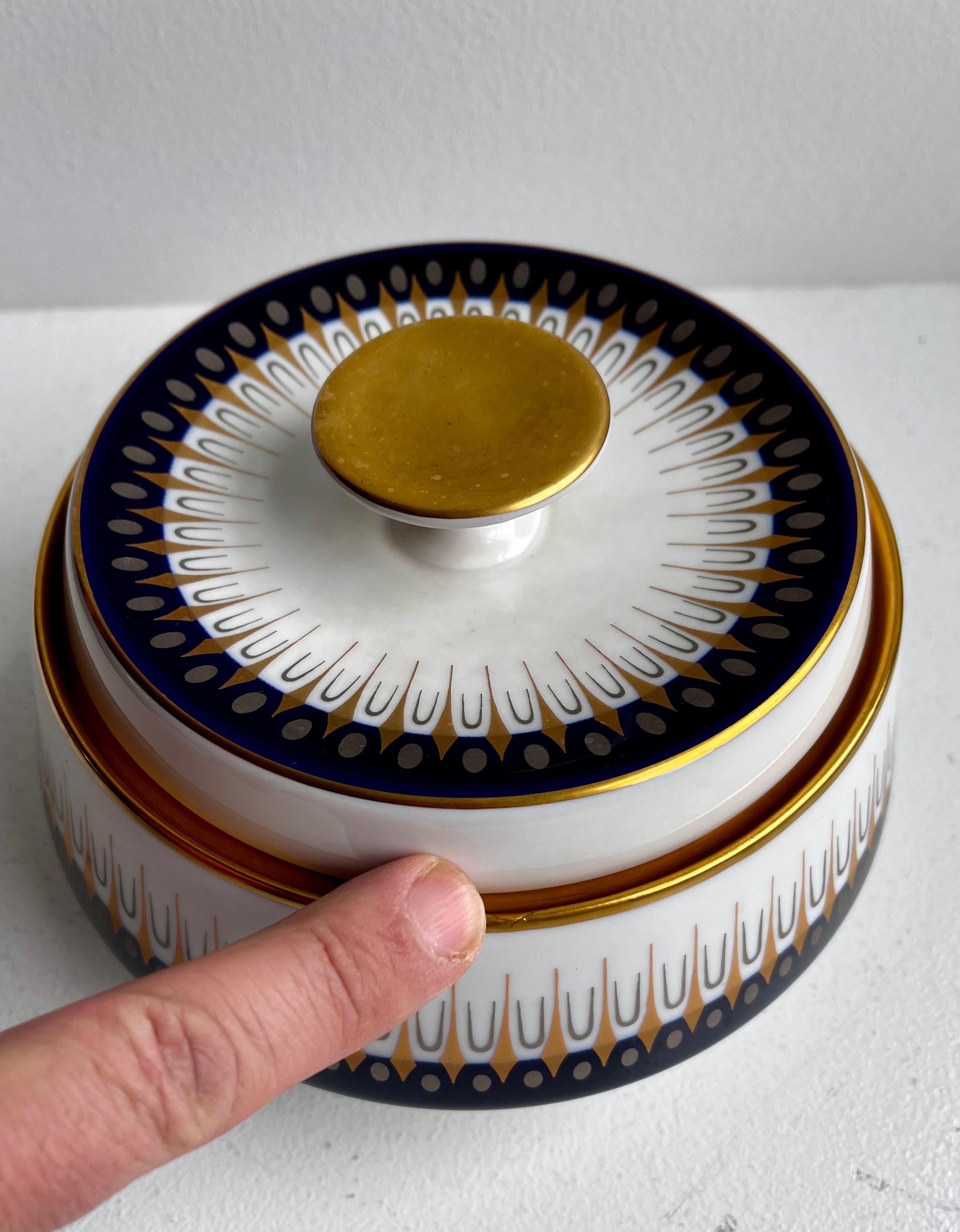 Plato vintage de mediados de siglo en cobalto real con tapa de Edelstein Baviera, Alemania en venta 5