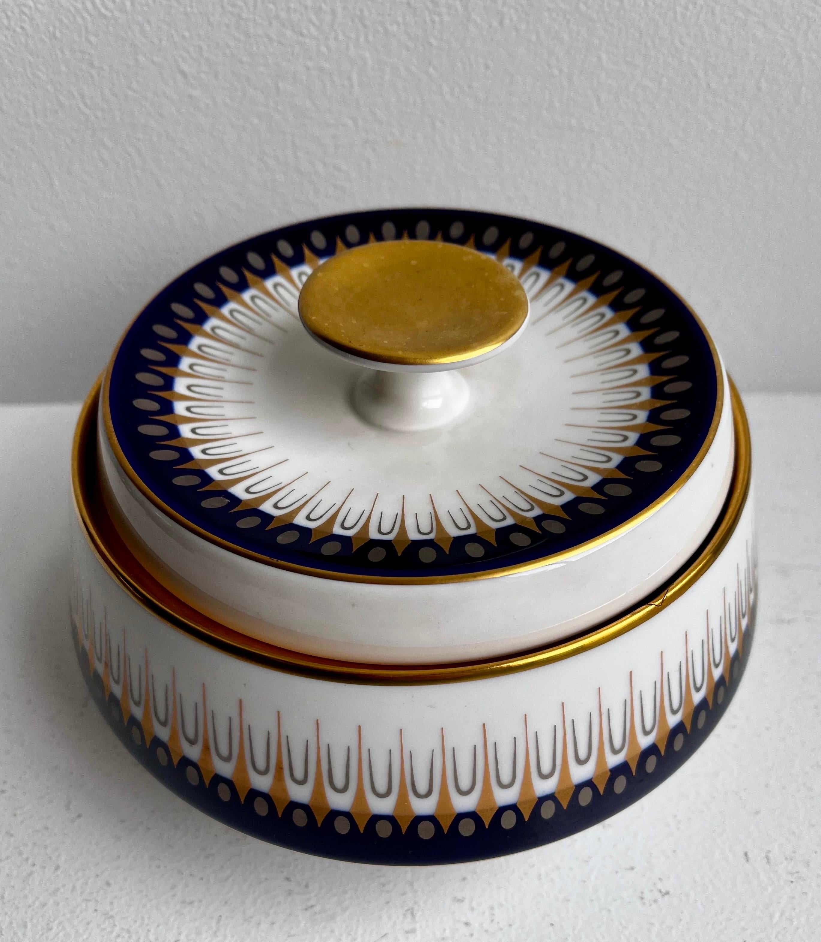 Plato vintage de mediados de siglo con tapa 
Patrón Cobalto Real
por Edelstein Baviera, Alemania

