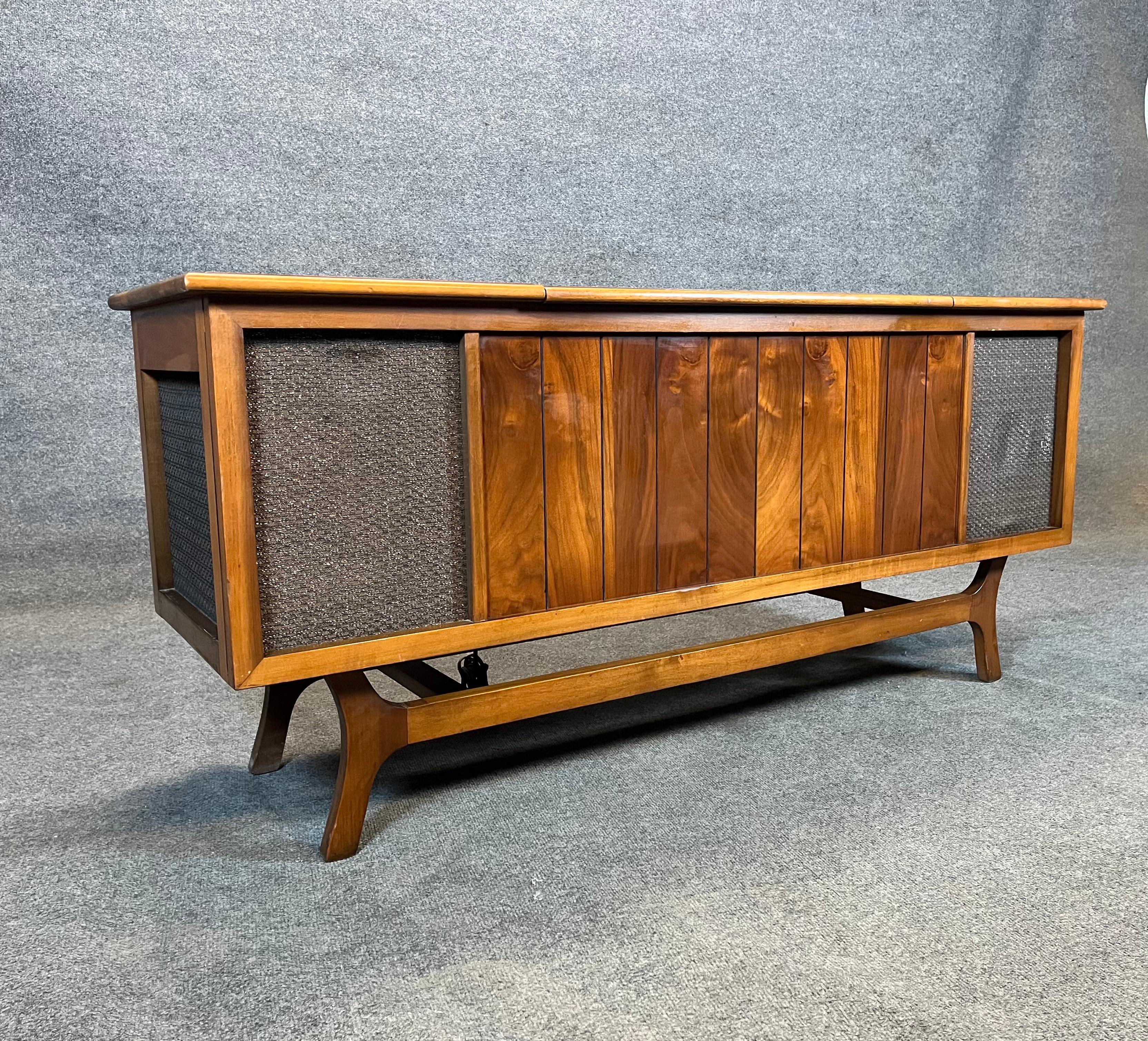 Here is a super cool vintage mid century stereo/record console by Airline. Produced in the 1960s. Great walnut finish on the piece with a really cool curved walnut base. Speakers and radio work, I was told that the record player works but needs a