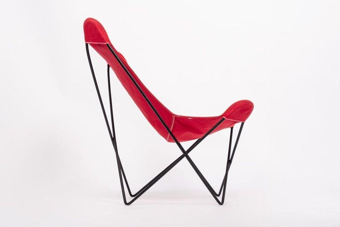 Cette chaise papillon originale du milieu du siècle moderne de Knoll (attr.) a été conçue par BKF Hardoy en Argentine en 1938 et produite plus tard par Knoll. Cette chaise emblématique présente un design inventif aux lignes simples et épurées pour