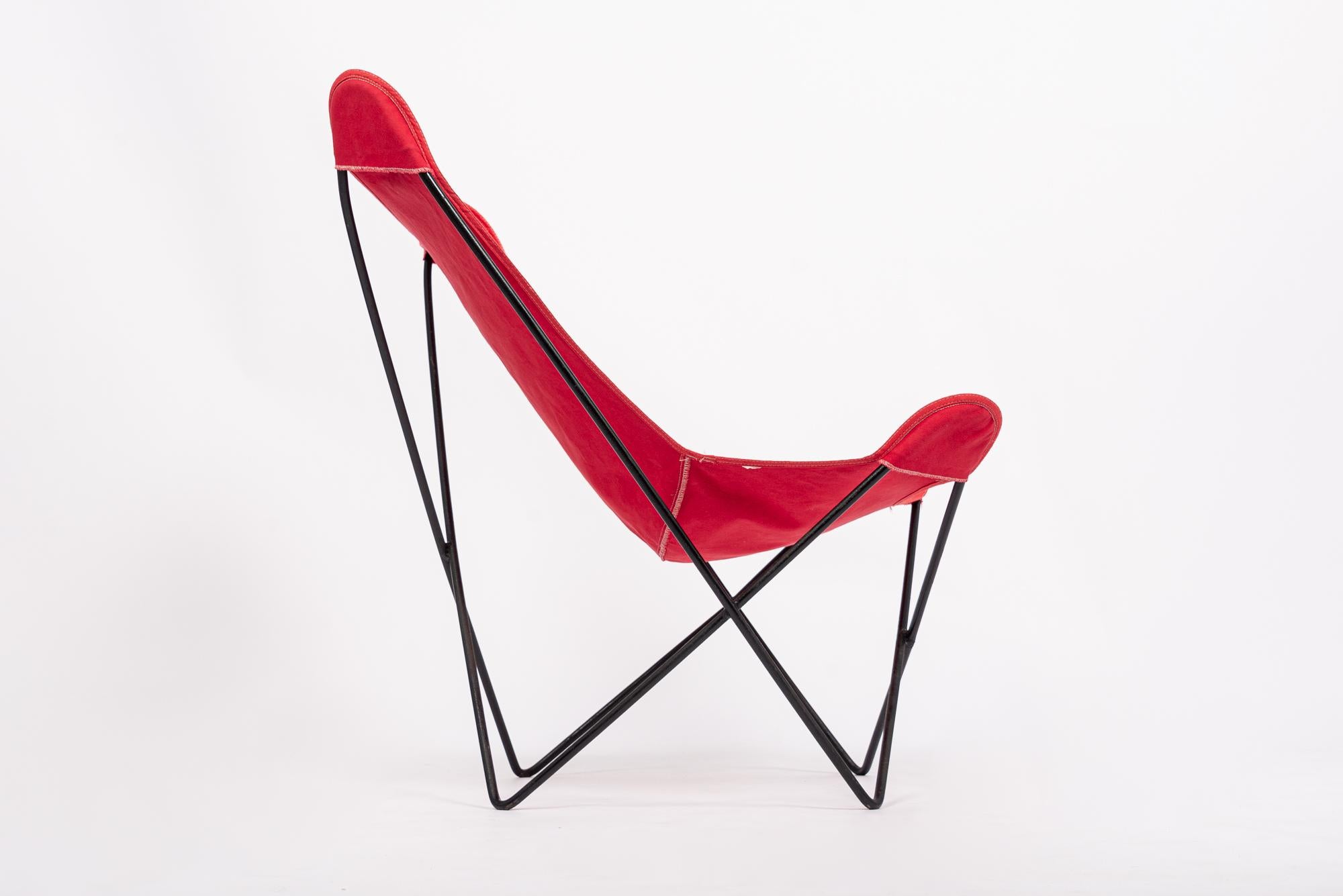 This original vintage mid century modern Knoll (attr.) butterfly chair was originally designed by BKF Hardoy in 1938 in Argentina and later produced by Knoll. This iconic chair features an inventive design with simple, clean lines for use in both