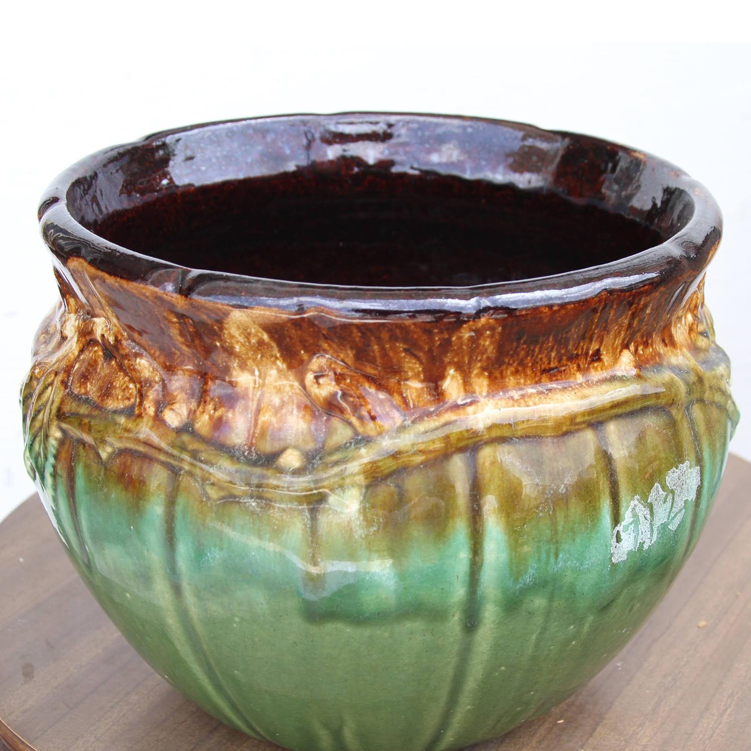 Vintage Mid Century Roseville pottery

Beautiful planter by Robinson Ransbottom Pottery (RRP) Company from Roseville Ohio. This is an old Weller mold pattern used by RRP Co is style # 421. Finished in a lovely brown, green and aqua drip glaze. The