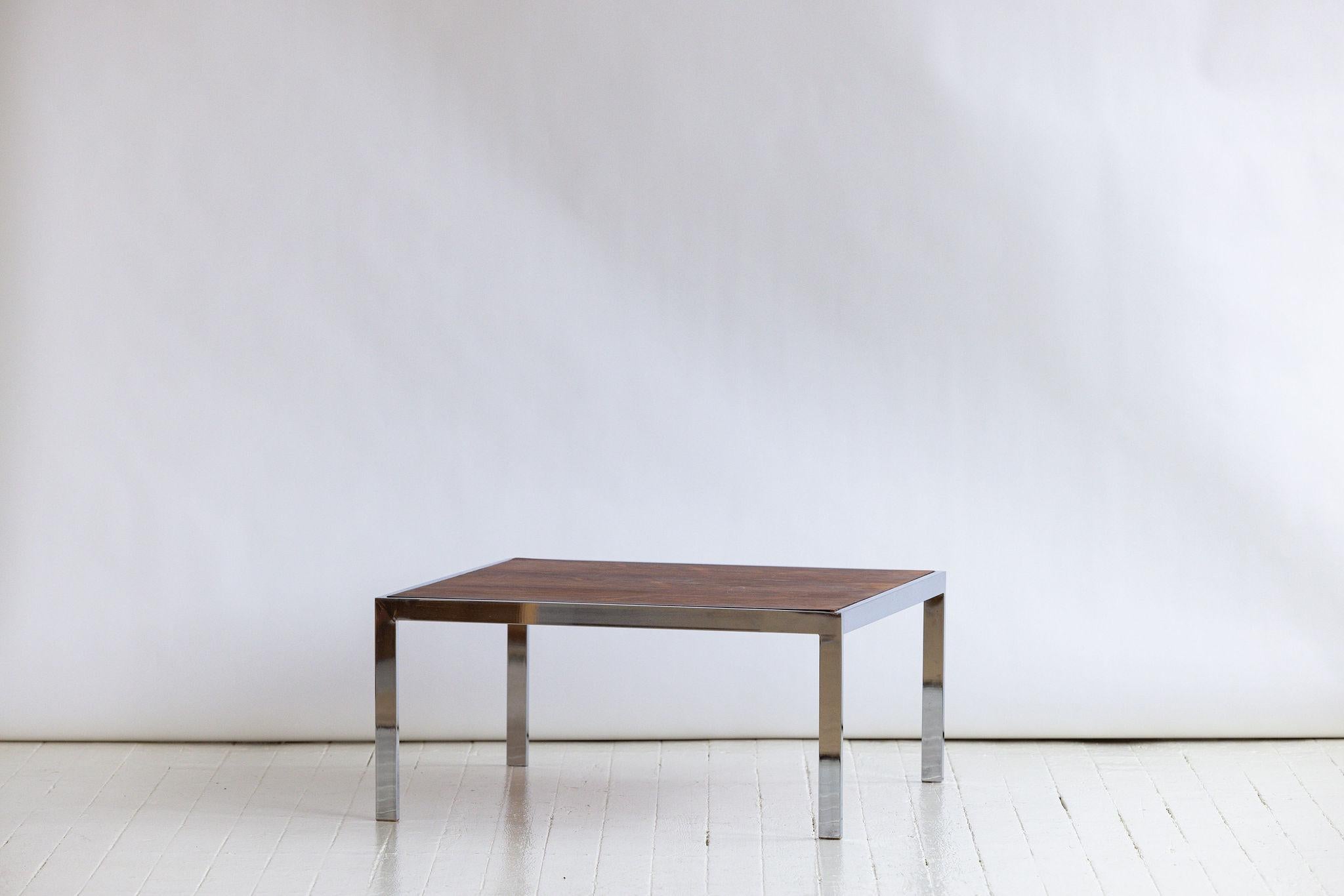 Américain Table basse vintage du milieu du siècle en palissandre et chrome en vente