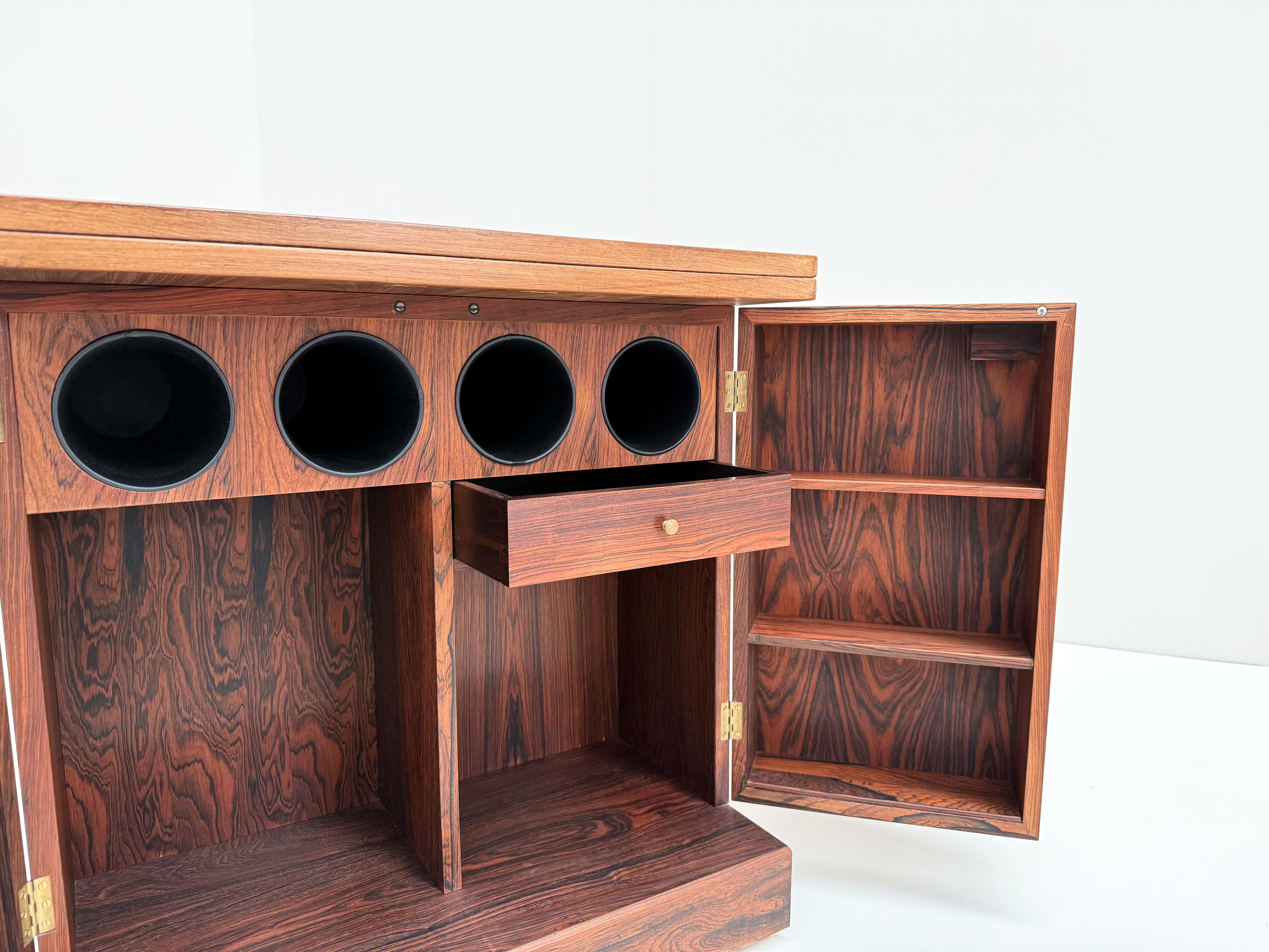 Vintage Mid-Century Rosewood Cube Bar Cabinet - Torbjørn Afdal for Bruksbo In Good Condition For Sale In BERKEL EN RODENRIJS, NL