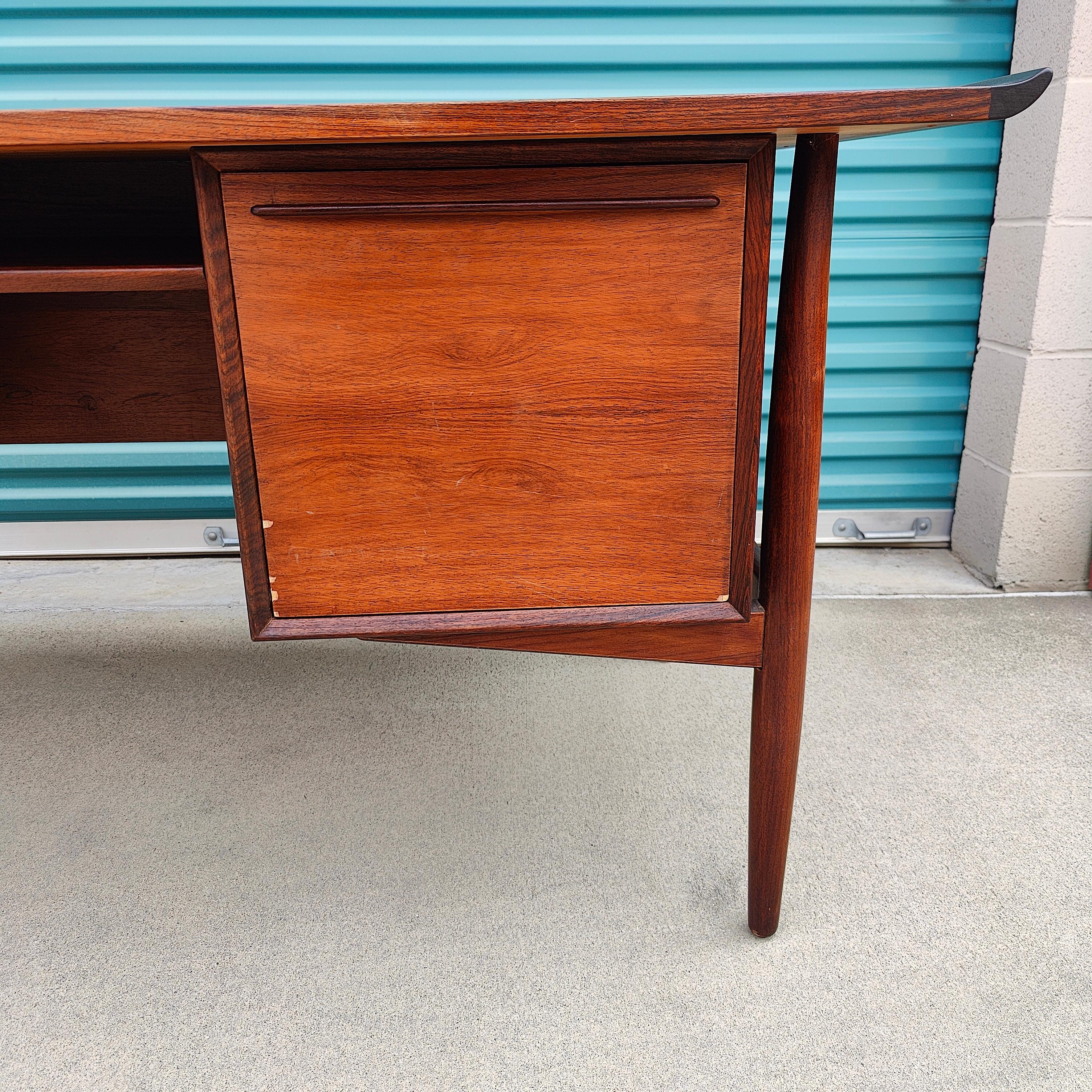 Vintage Midcentury Rosewood Desk by Arne Vodder for H.P. Hansen In Good Condition In Chino Hills, CA