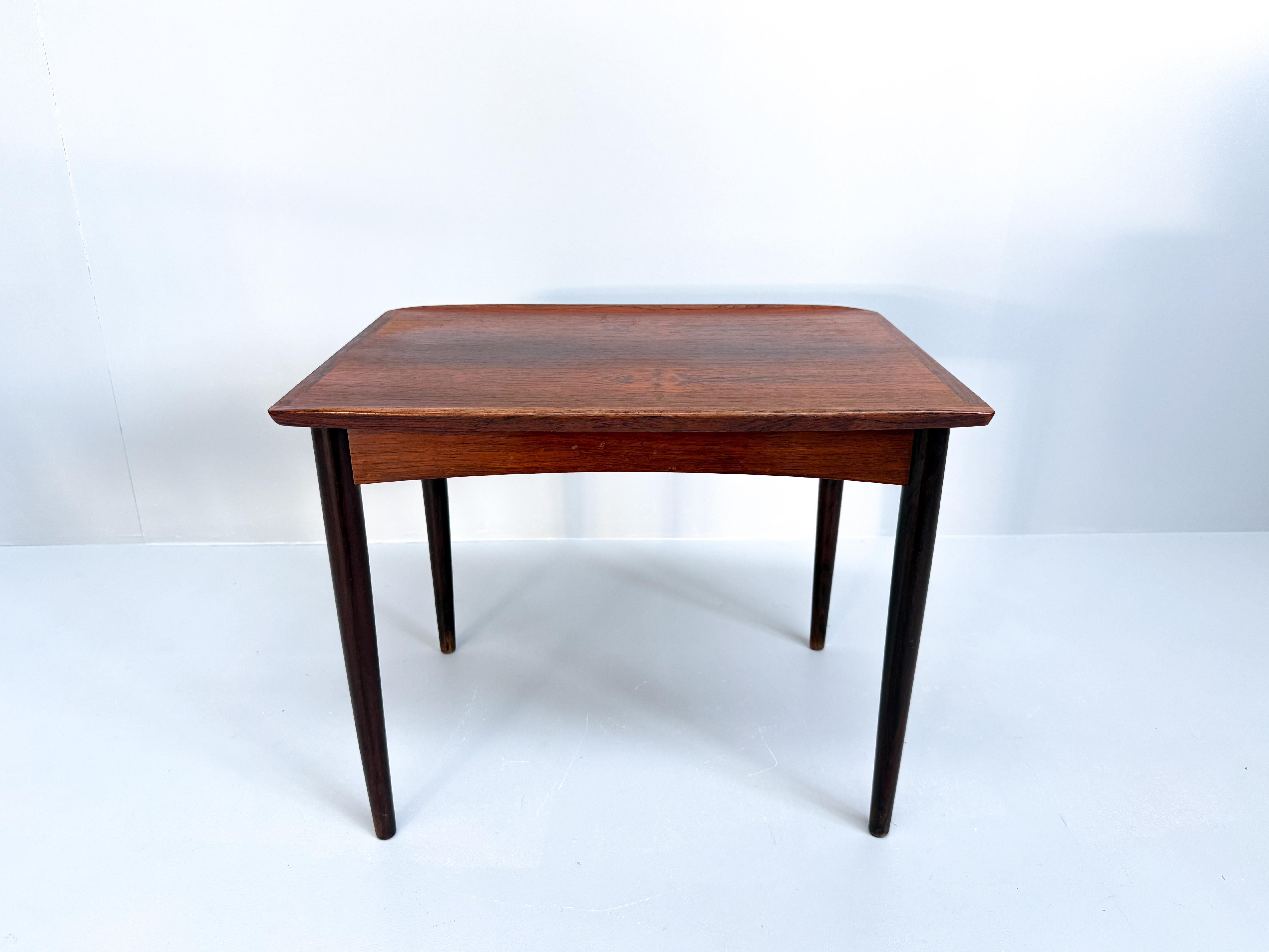 Mesa auxiliar vintage de palisandro de mediados de siglo Moderno de mediados de siglo en venta