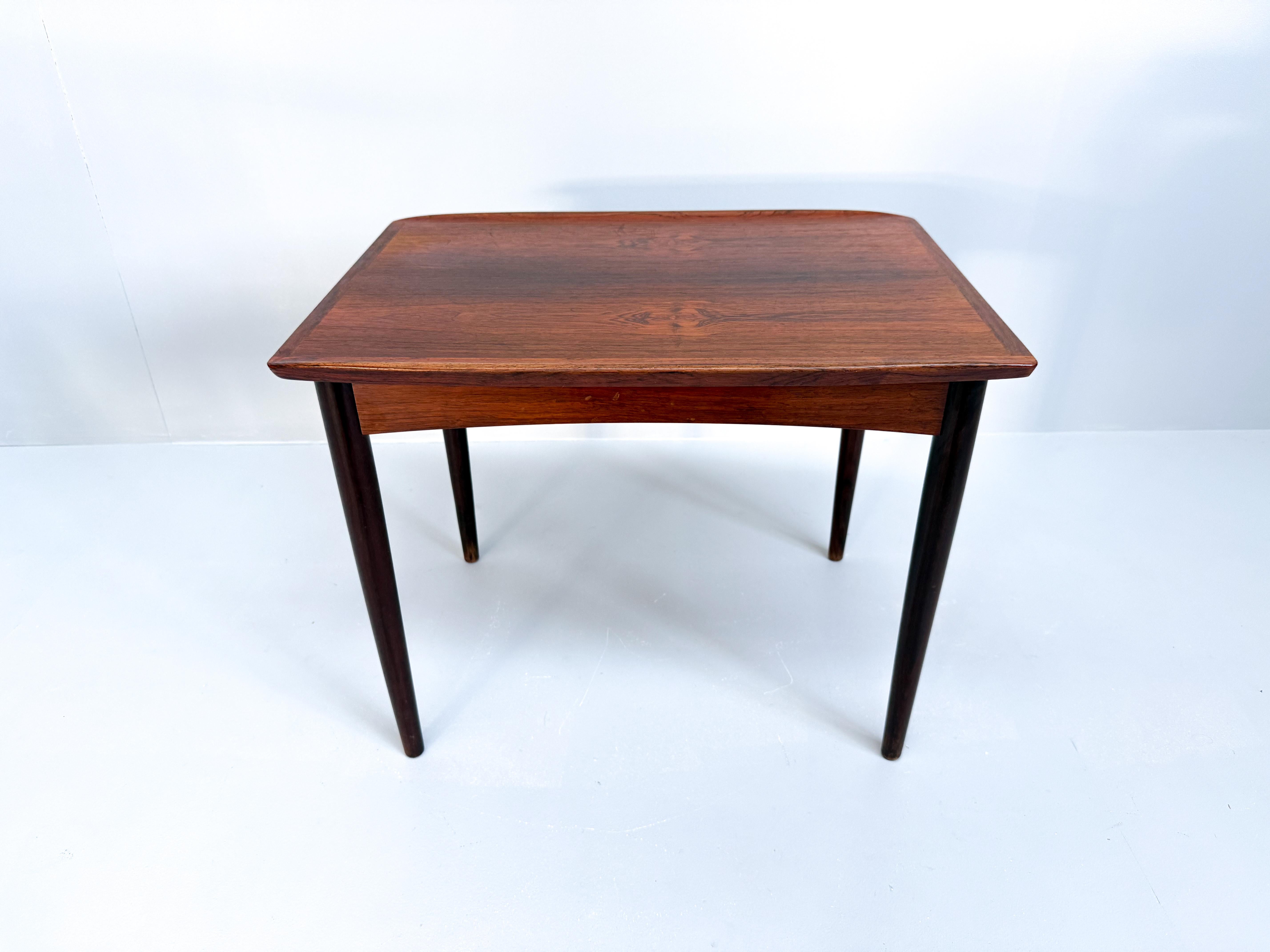 Mesa auxiliar vintage de palisandro de mediados de siglo Danés en venta