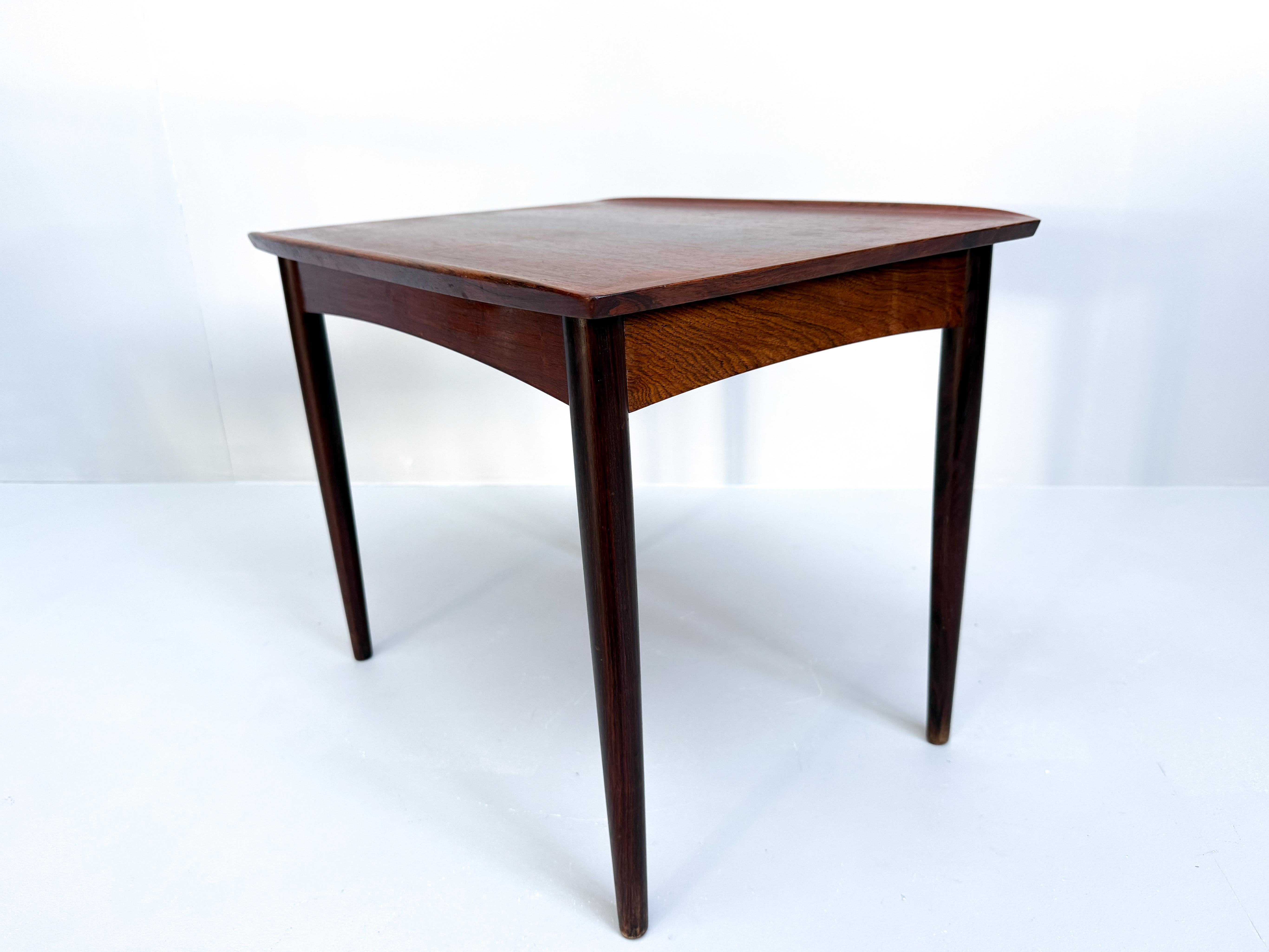 Mesa auxiliar vintage de palisandro de mediados de siglo Palo de rosa en venta