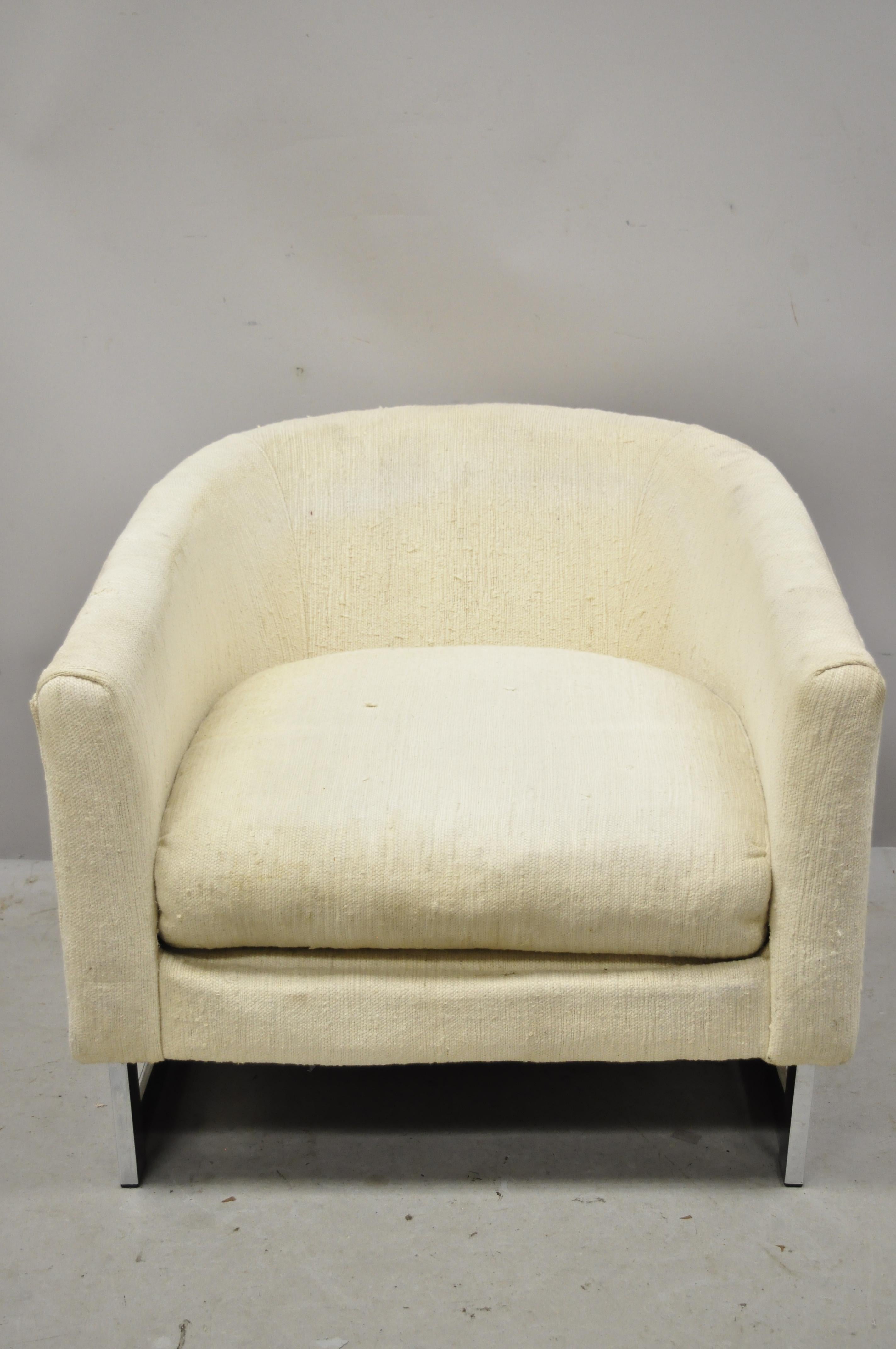 Vintage midcentury Rowe chrome barrel back Milo Baughman lounge club chair. Item features wide barrel back frames, chrome base, original label, very nice vintage item, clean modernist lines, circa mid-late 20th century.
Measurements: 27