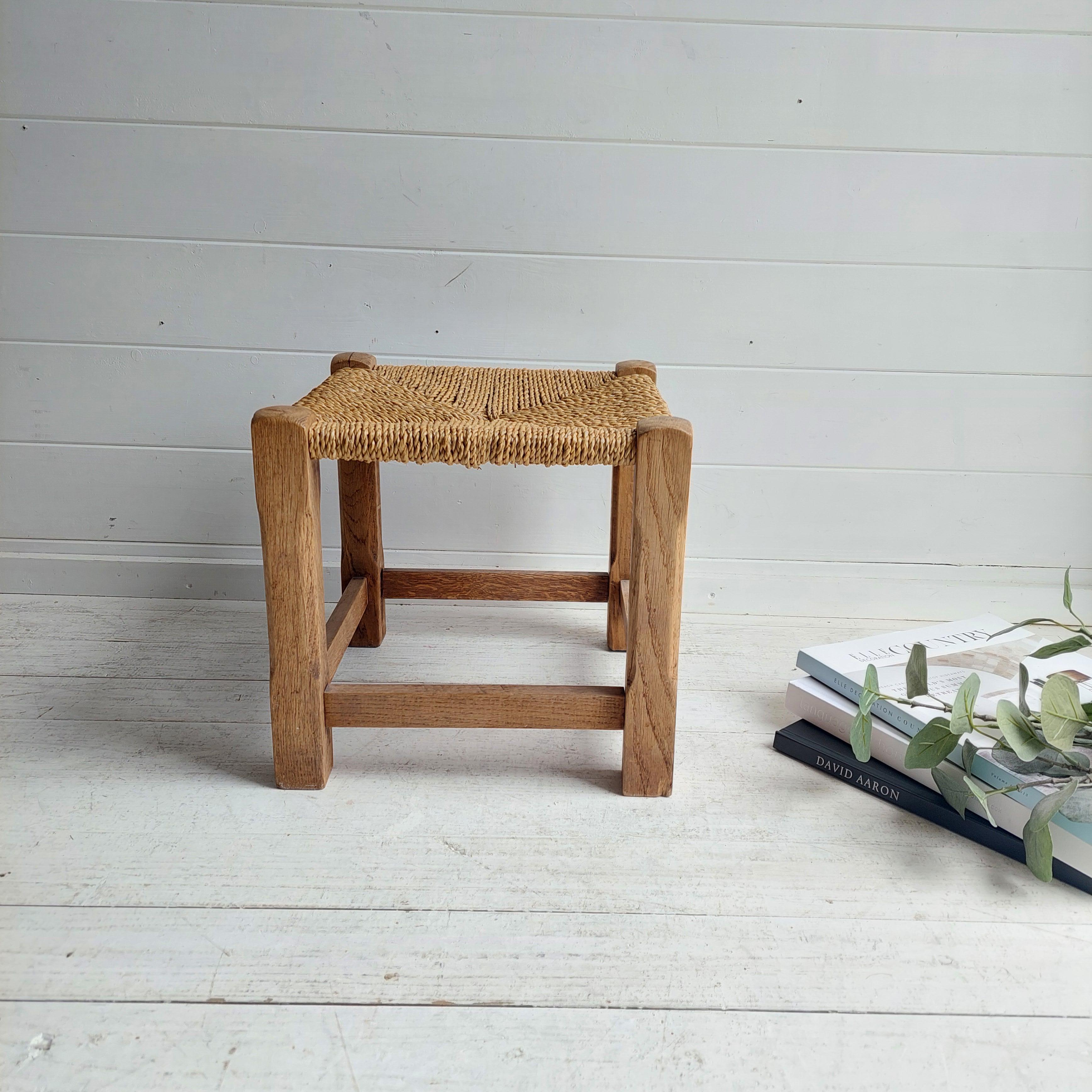Vintage Mid century rustic low woven stool seagrass footrest, 50s In Good Condition For Sale In Leamington Spa, GB