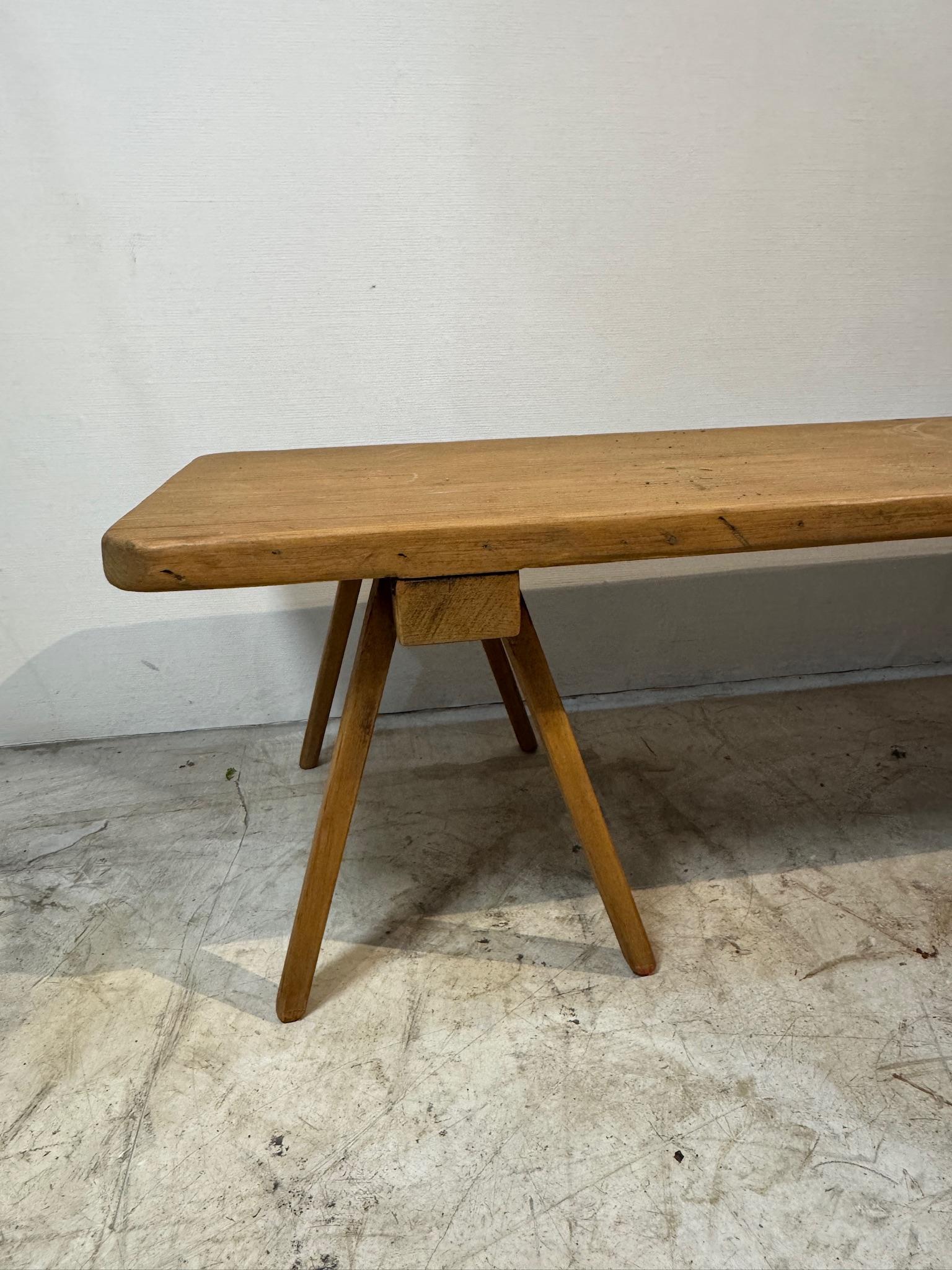 Mid-Century moderno Tavolo rustico in legno di metà secolo vintage con gambe ad angolo in vendita