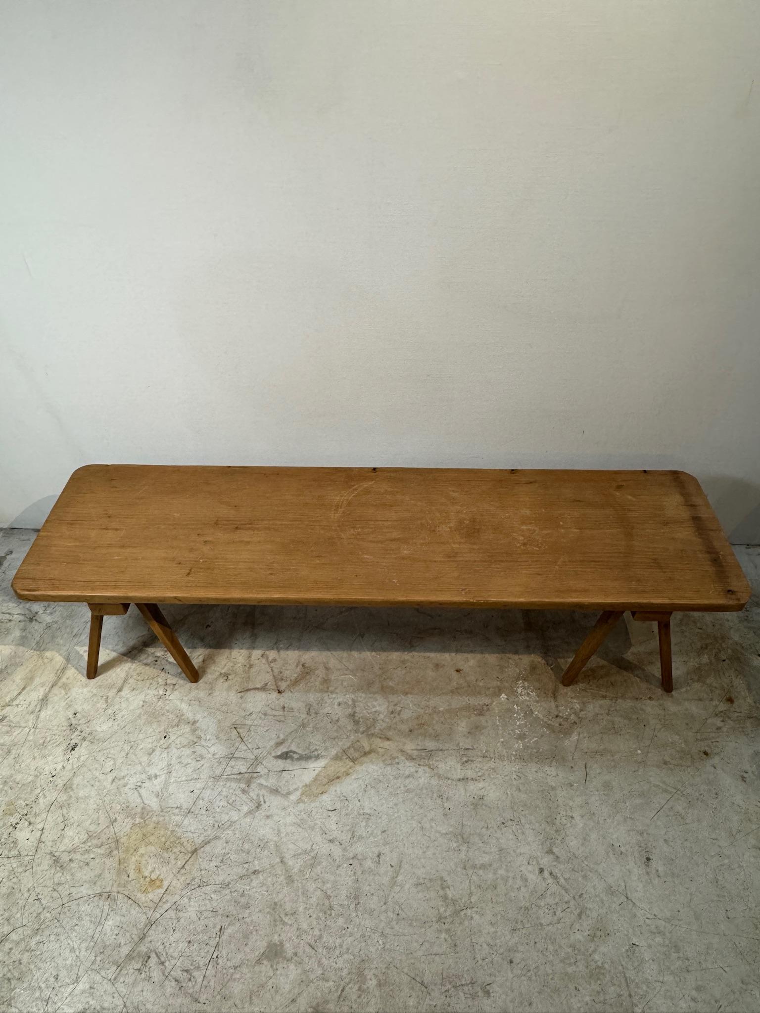 Francese Tavolo rustico in legno di metà secolo vintage con gambe ad angolo in vendita