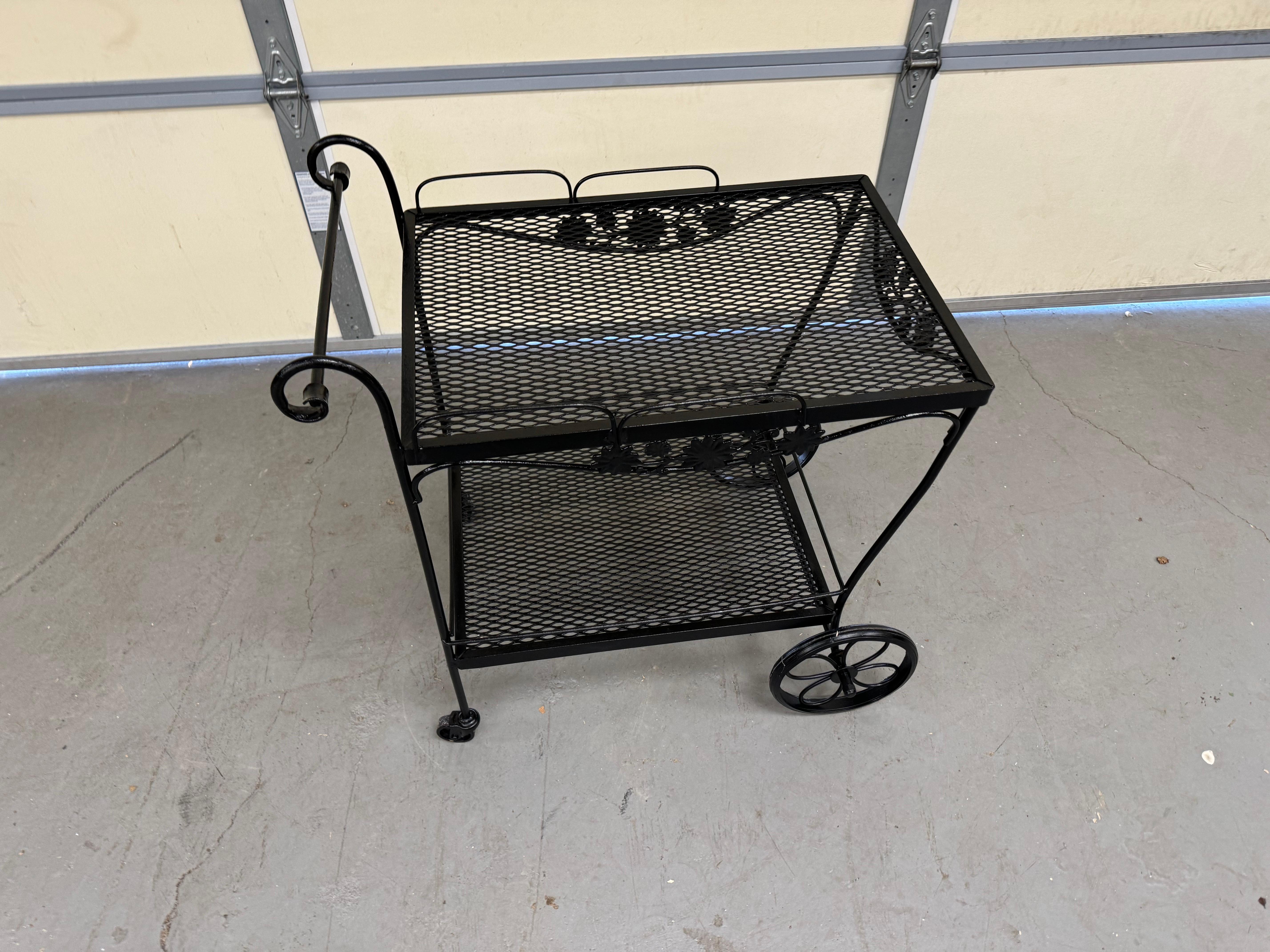 Vintage Mid Century Modern Salterini Style Outdoor Iron Bar Cart on Wheels (chariot de bar à roulettes)
 Voici un très beau chariot de bar en fer pour l'extérieur, dans le style de Salterini. Comprend deux niveaux et est  sur roues. Idéal pour le