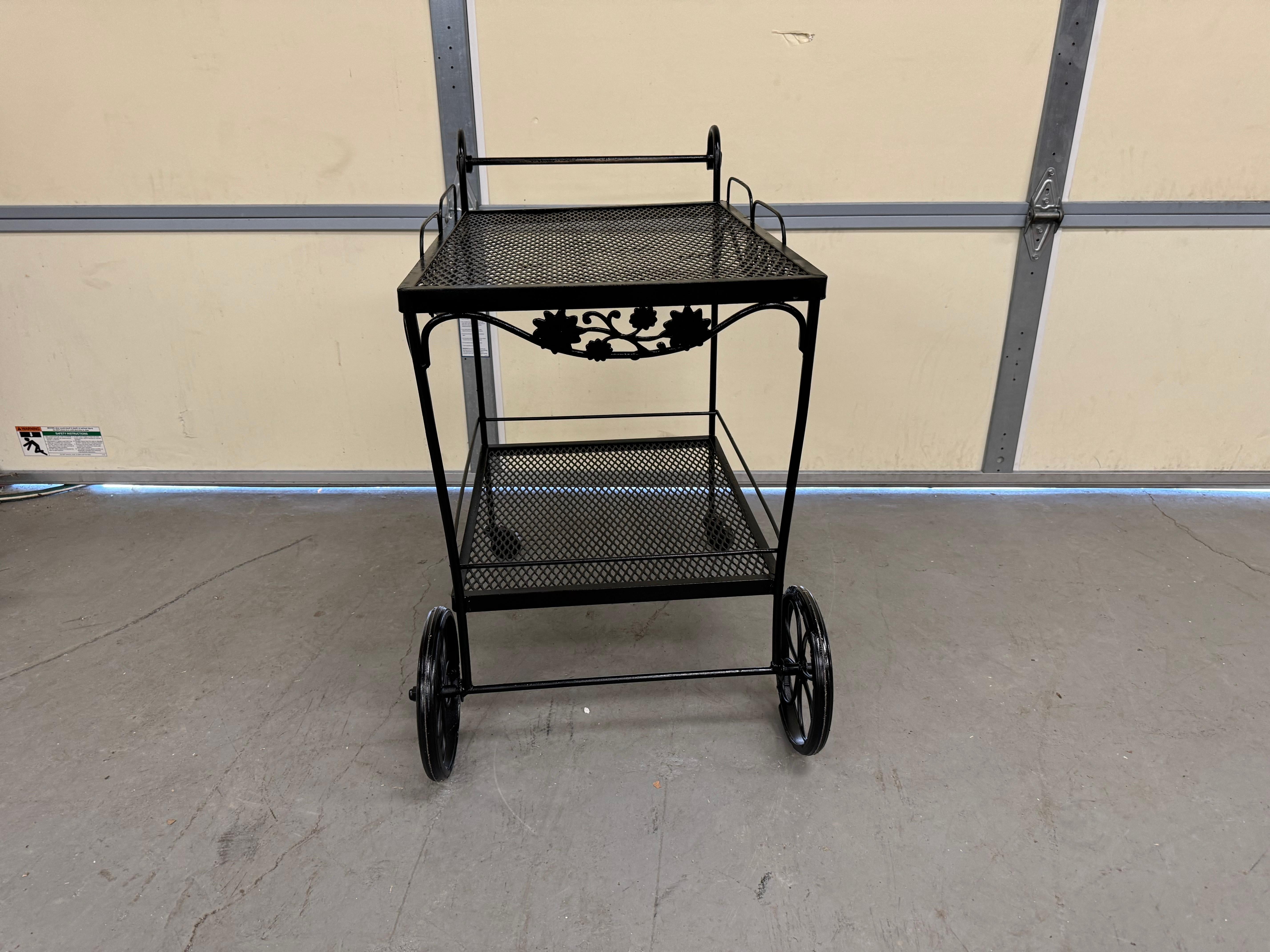 Mid-Century Modern Vintage  Chariot de bar en fer d'extérieur Salterin du milieu du siècle en vente