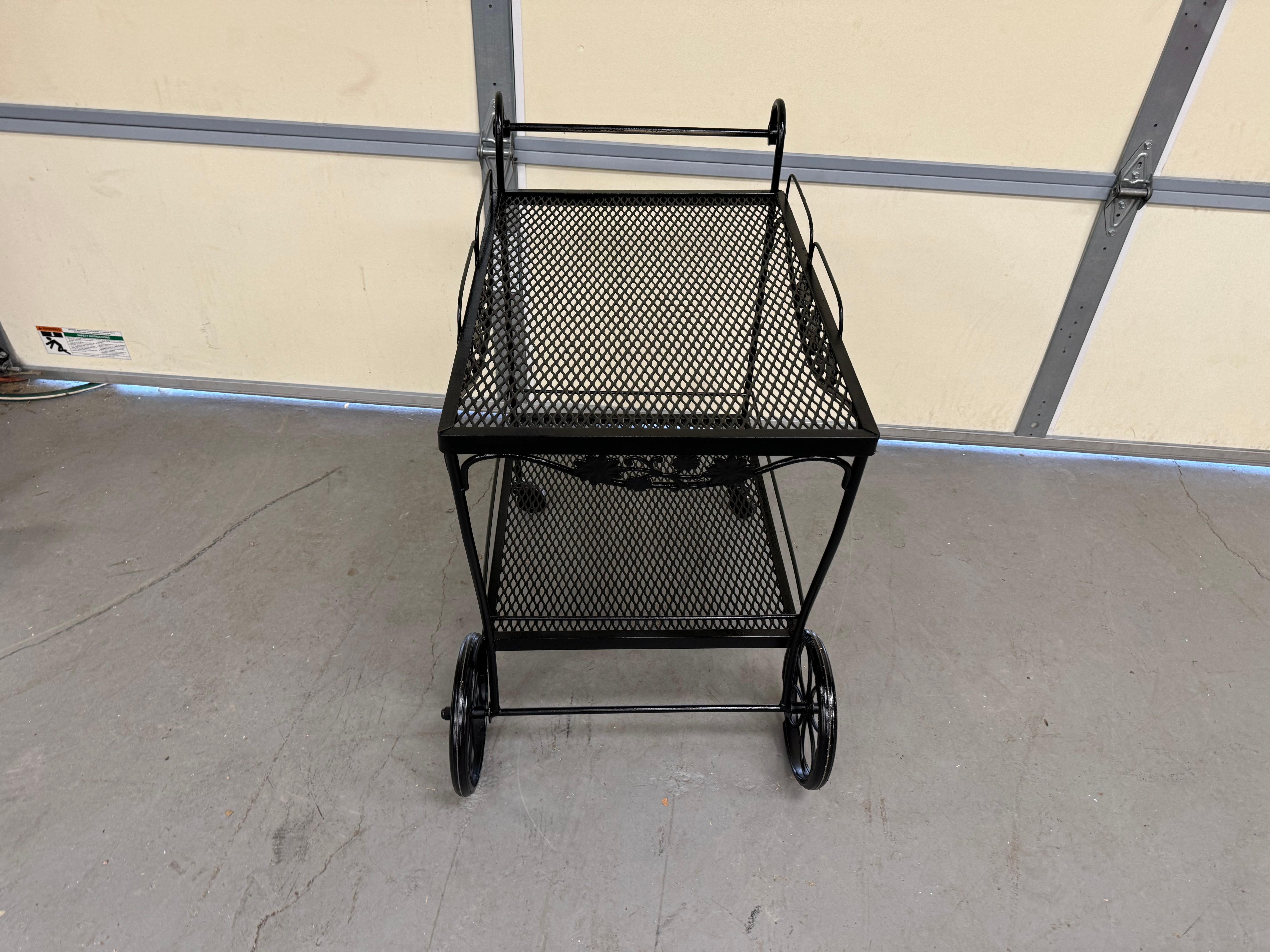 Nord-américain Vintage  Chariot de bar en fer d'extérieur Salterin du milieu du siècle en vente