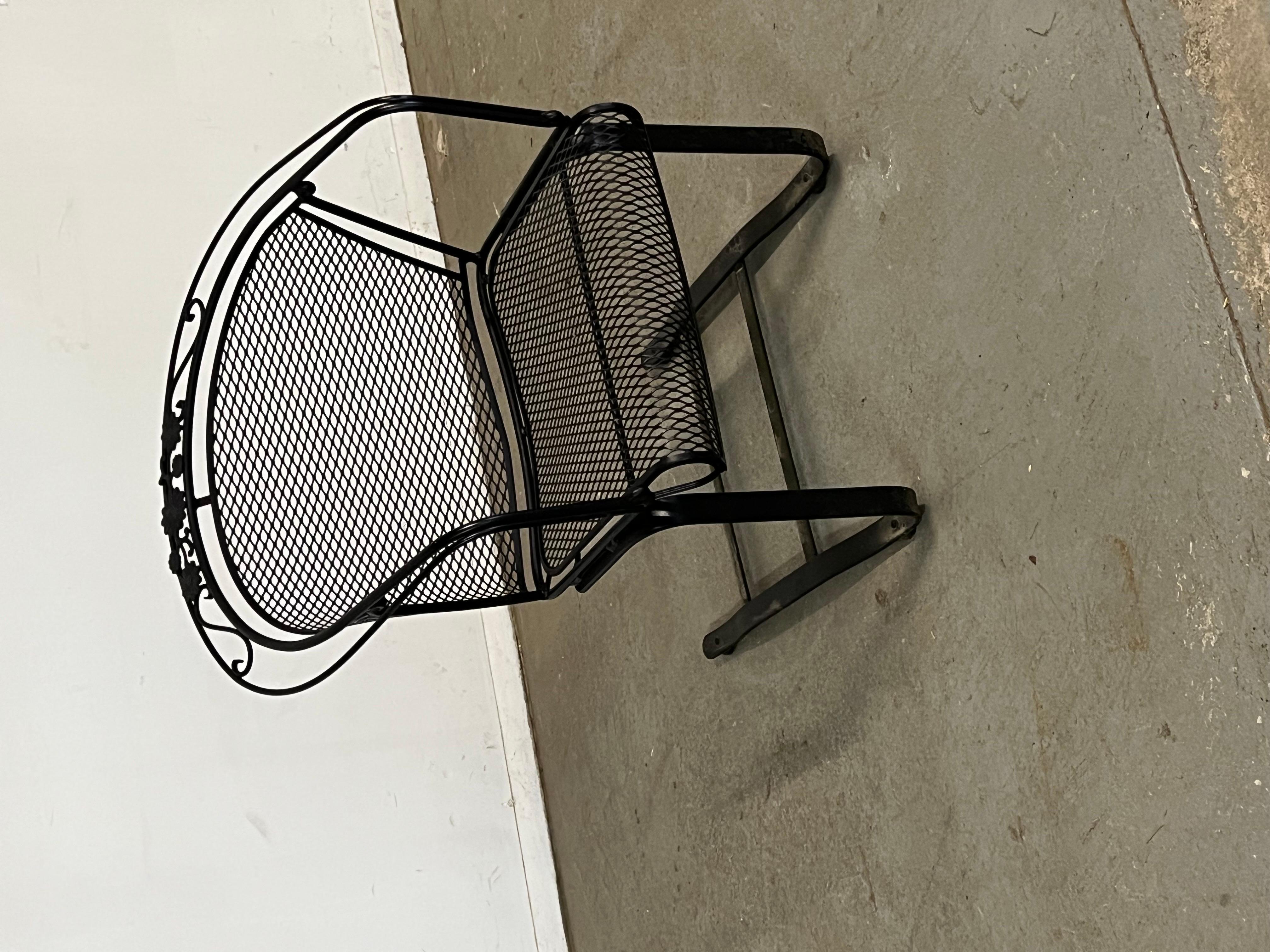 Vintage Mid-Century Salterini Curve Back Outdoor Cantilever/Springer Arm Chair
Nous vous proposons un fauteuil d'extérieur Cantilever/Springer à dossier incurvé de style Salterini (circa 1960's). Le fer forgé émaillé et tressé présente un motif