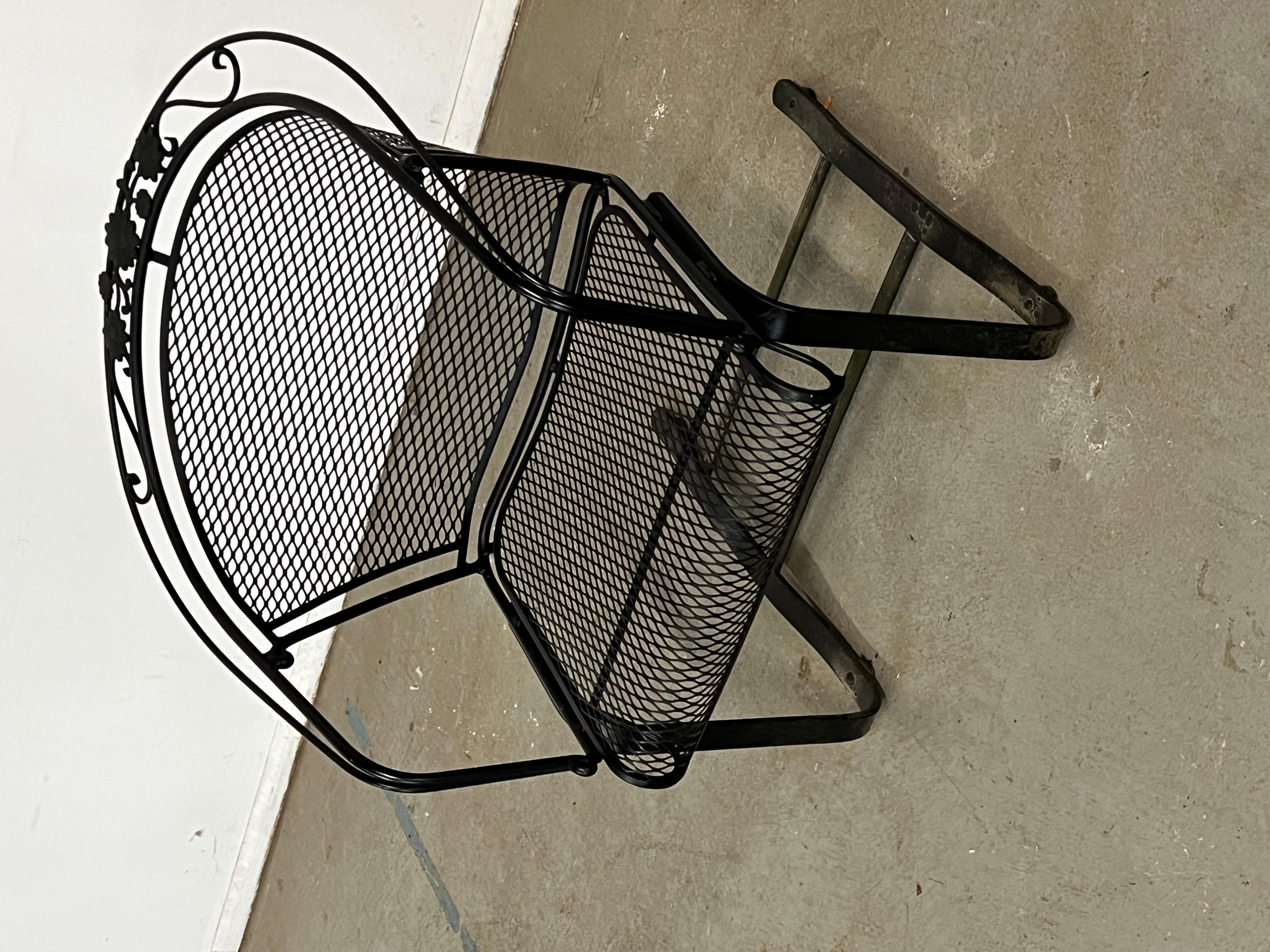 Nord-américain Vintage Mid-Century Salterini Curve Back Outdoor Cantilever/Springer Arm Chair en vente