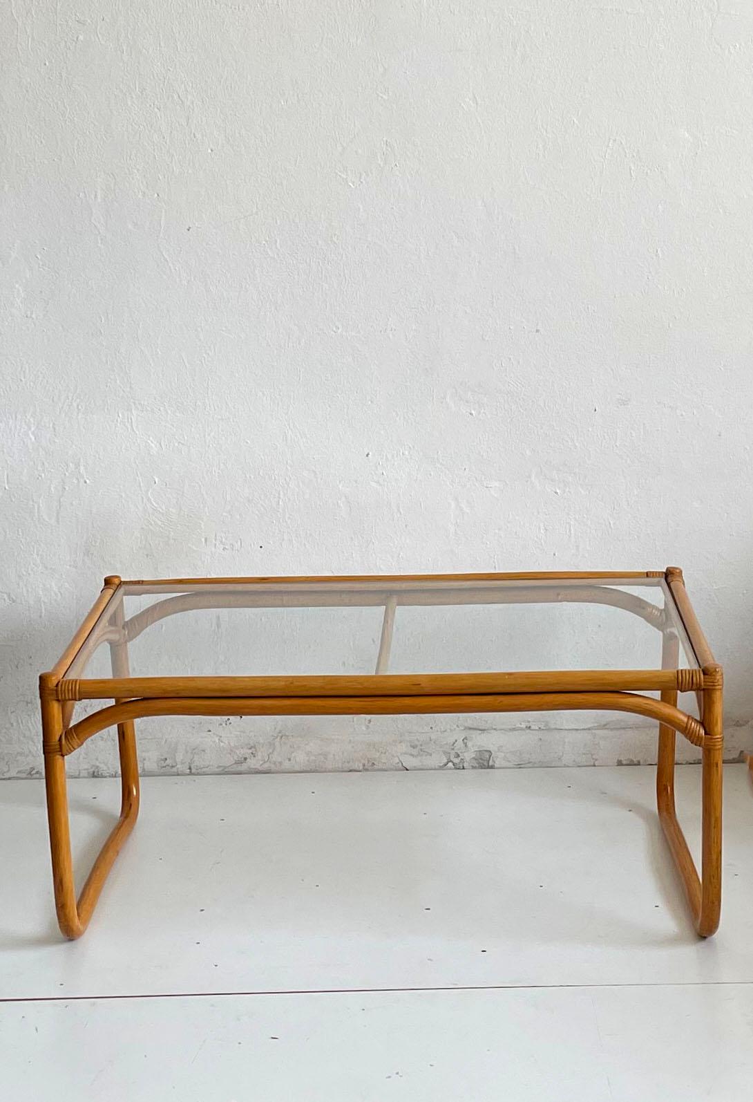 Large vintage mid-century coffee table from Scandinavia, ca 1970s

The table features a sturdy frame made of bamboo and a clear glass tabletop

The table remains in a very good original condition, the glass is without any defects and