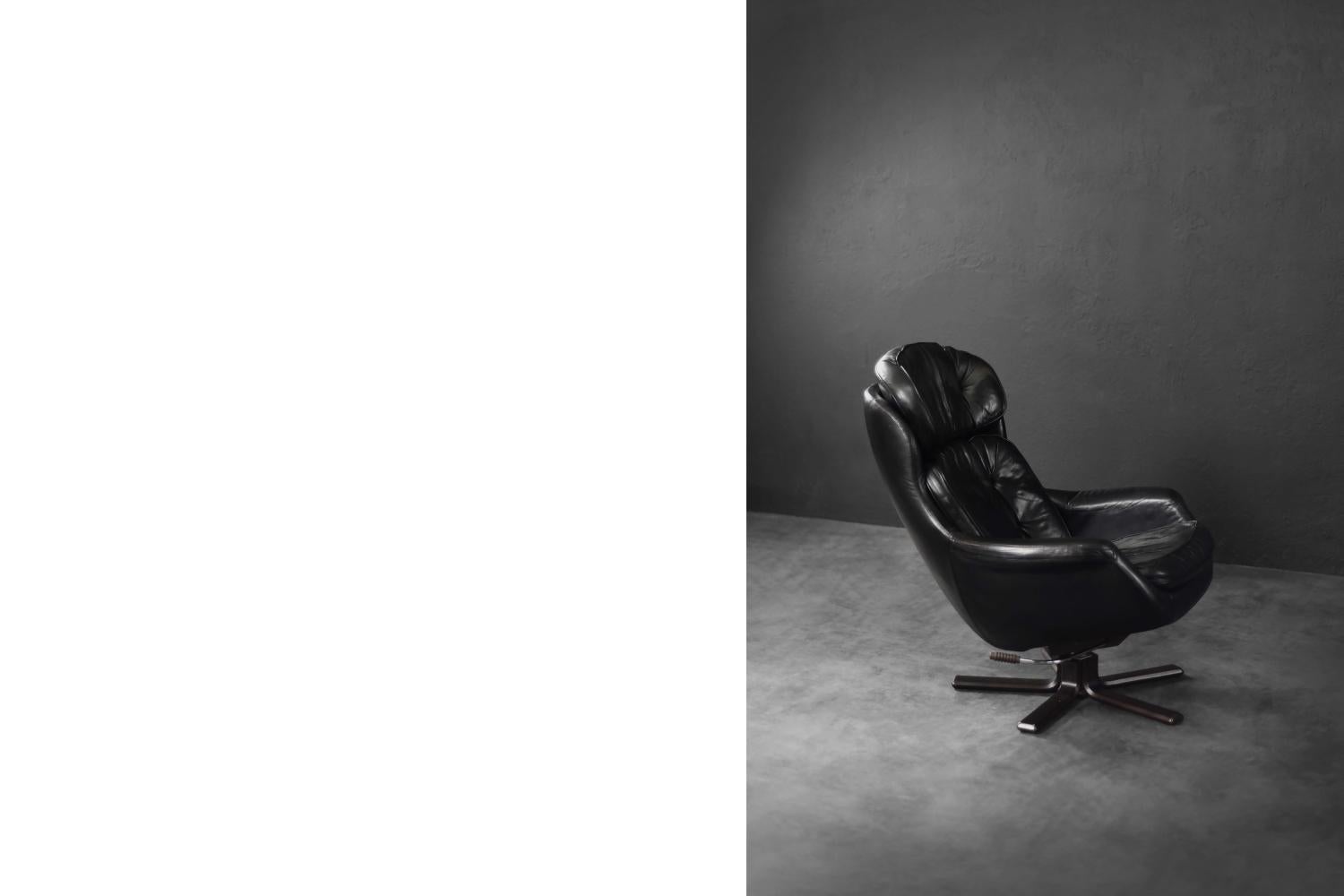 Vintage Mid-Century Scandinavian Modern Lounge Swivel Chair en cuir noir, 1970 en vente 3