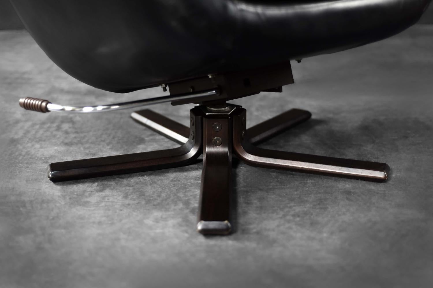 Vintage Mid-Century Scandinavian Modern Lounge Swivel Chair en cuir noir, 1970 en vente 4