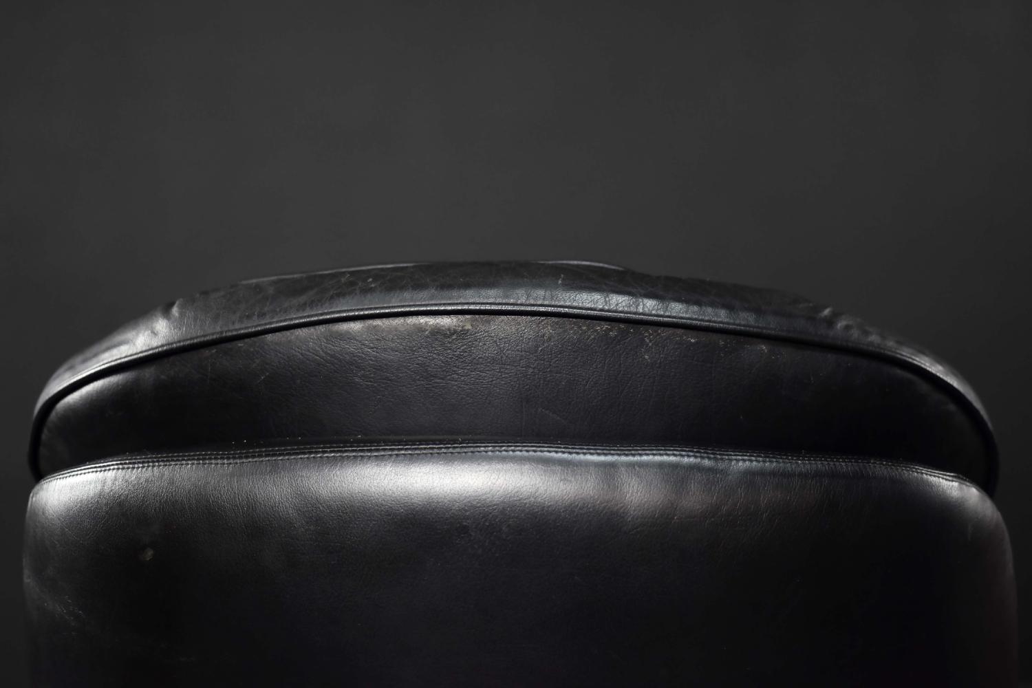 Vintage Mid-Century Scandinavian Modern Lounge Swivel Chair en cuir noir, 1970 en vente 5