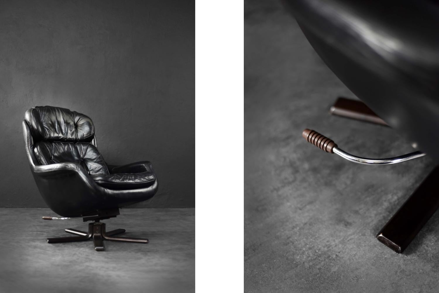 Cette chaise longue moderniste a été fabriquée en Scandinavie dans les années 1970. Rembourré en cuir naturel noir de haute qualité, avec une belle patine et de subtils signes d'usure, il apporte une touche d'authenticité. Il bénéficie d'une