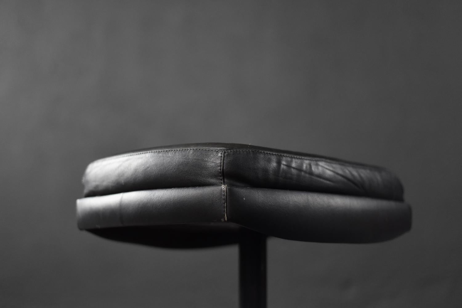 Vintage Mid-Century Scandinavian Modern Black Leather Rectangular Ottoman, 1970s In Good Condition For Sale In Warszawa, Mazowieckie