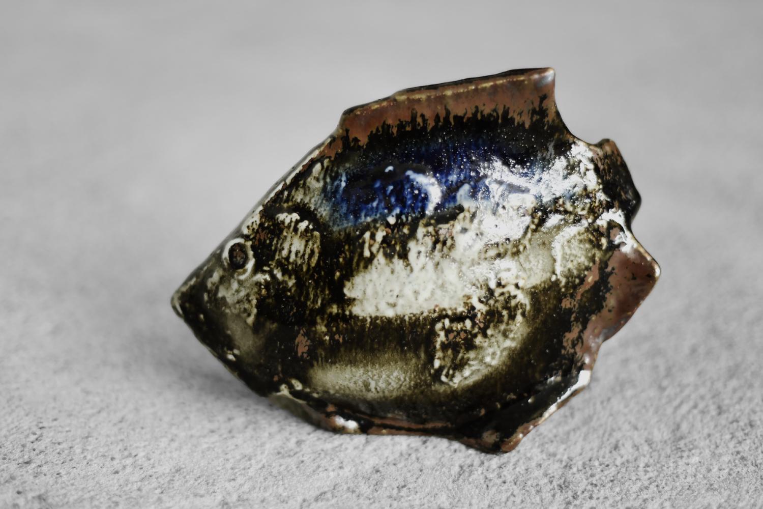 Svedese Vintage Mid-Century Scandinavian Modern Brown and Cobalt Stoneware Fish Figurine in vendita