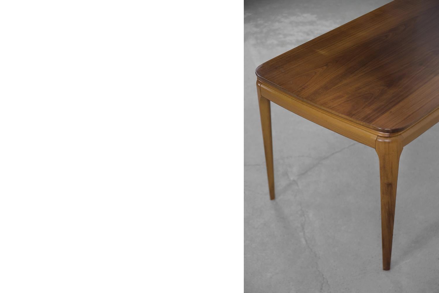 Vintage Mid-Century Scandinavian Modern Cherry Wood Low Coffee Table, 1950s In Good Condition For Sale In Warszawa, Mazowieckie